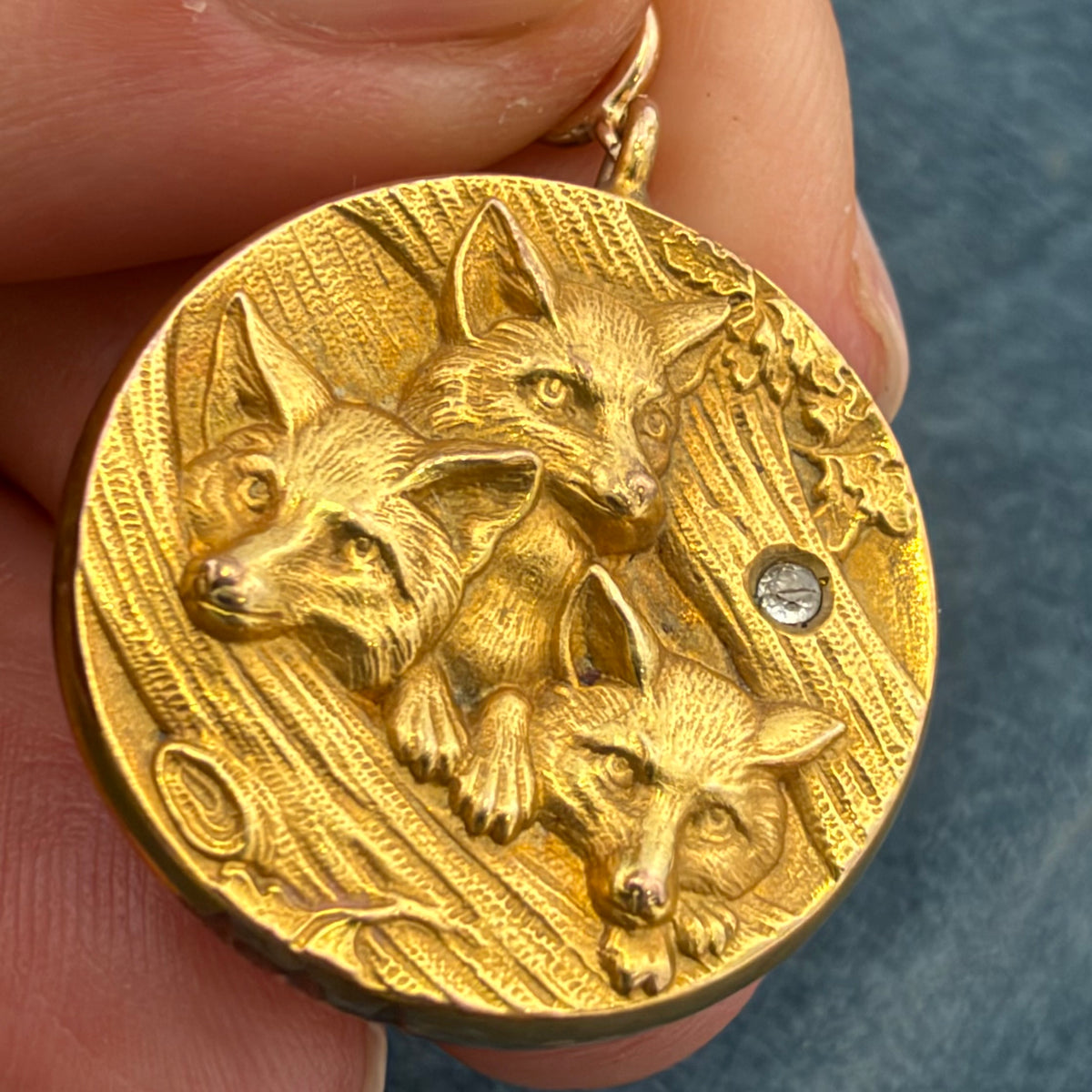 14k Yellow Gold Repousse 3 Fox Kits Pendant. Art Nouveau. 1.4" + 4.4g