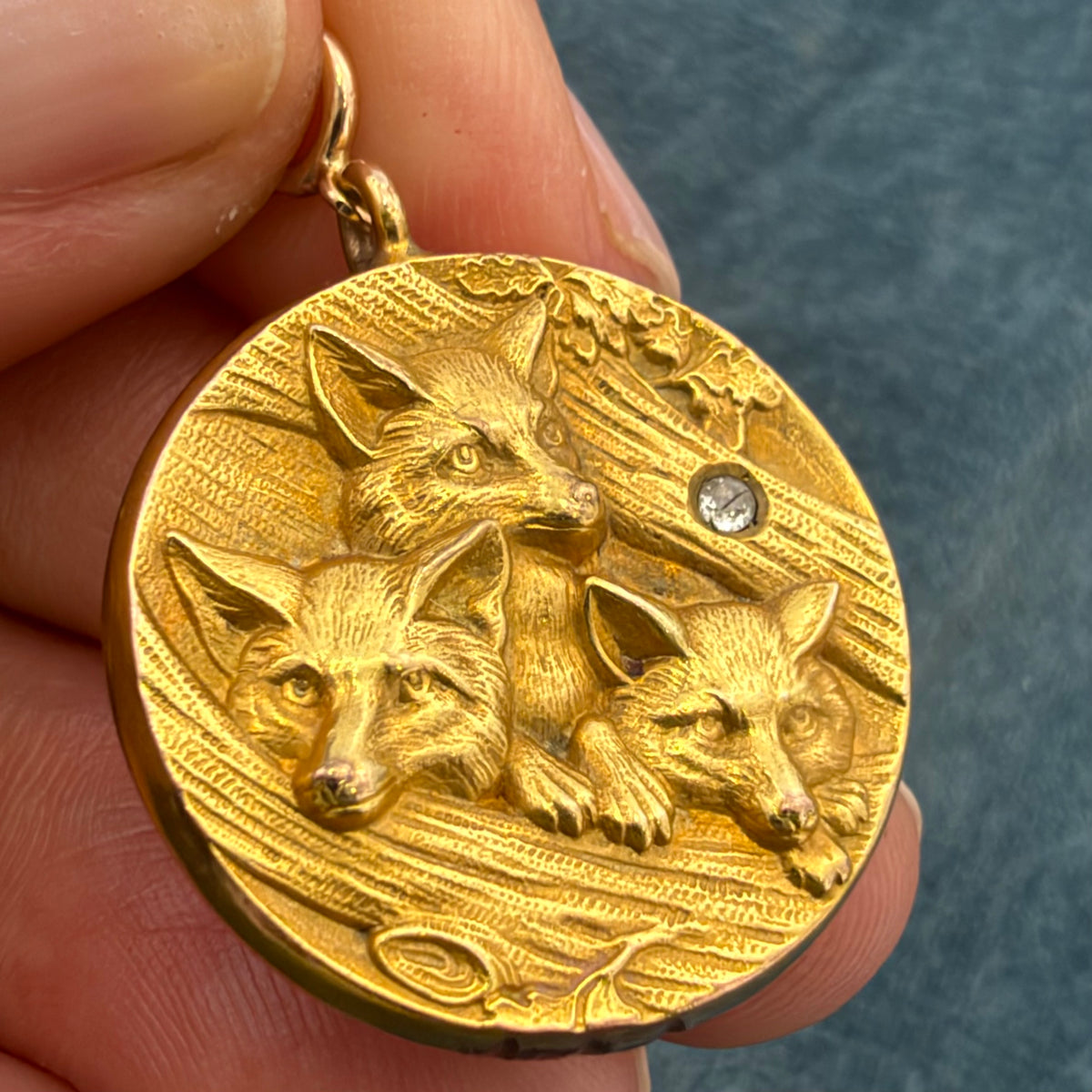 14k Yellow Gold Repousse 3 Fox Kits Pendant. Art Nouveau. 1.4" + 4.4g
