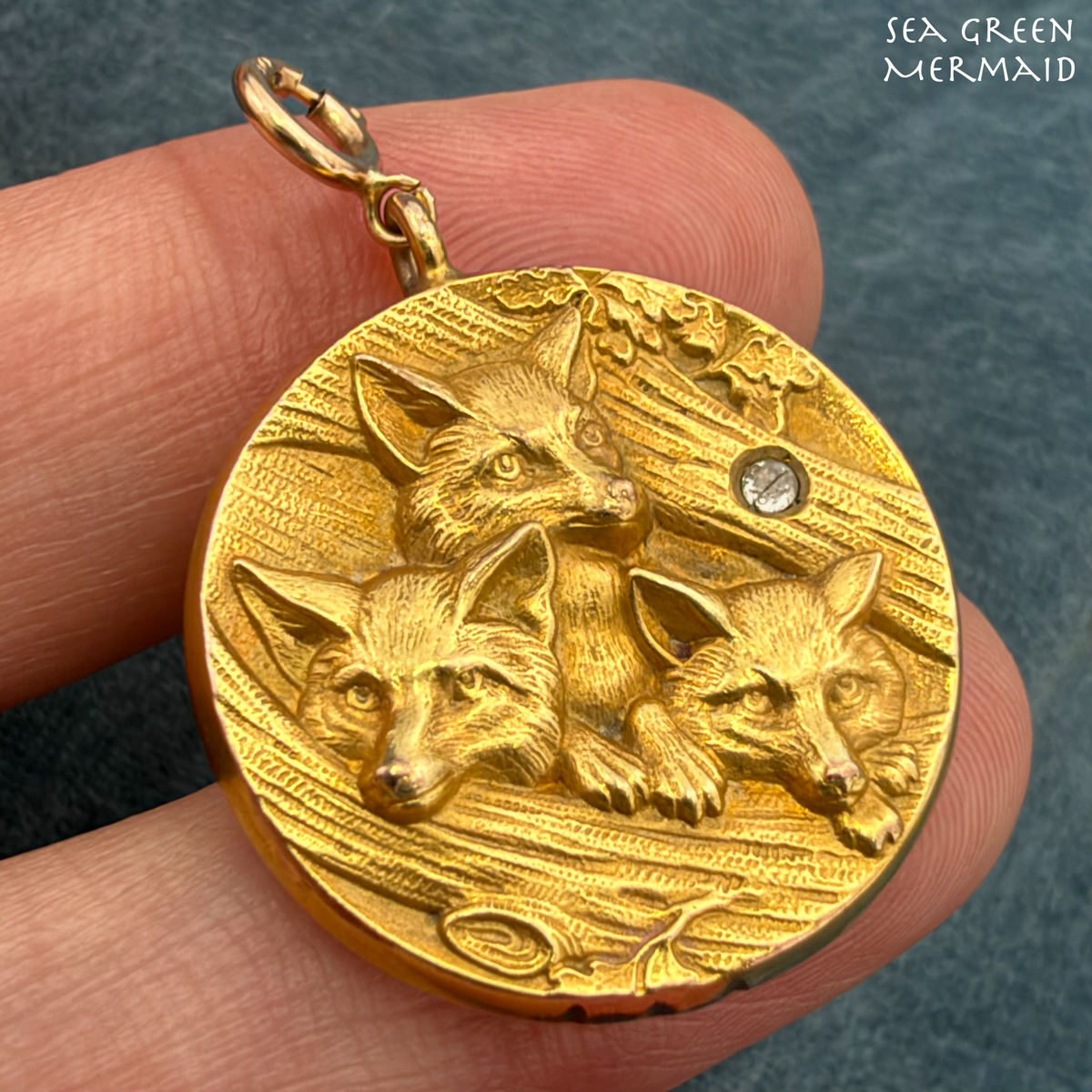 14k Yellow Gold Repousse 3 Fox Kits Pendant. Art Nouveau. 1.4" + 4.4g