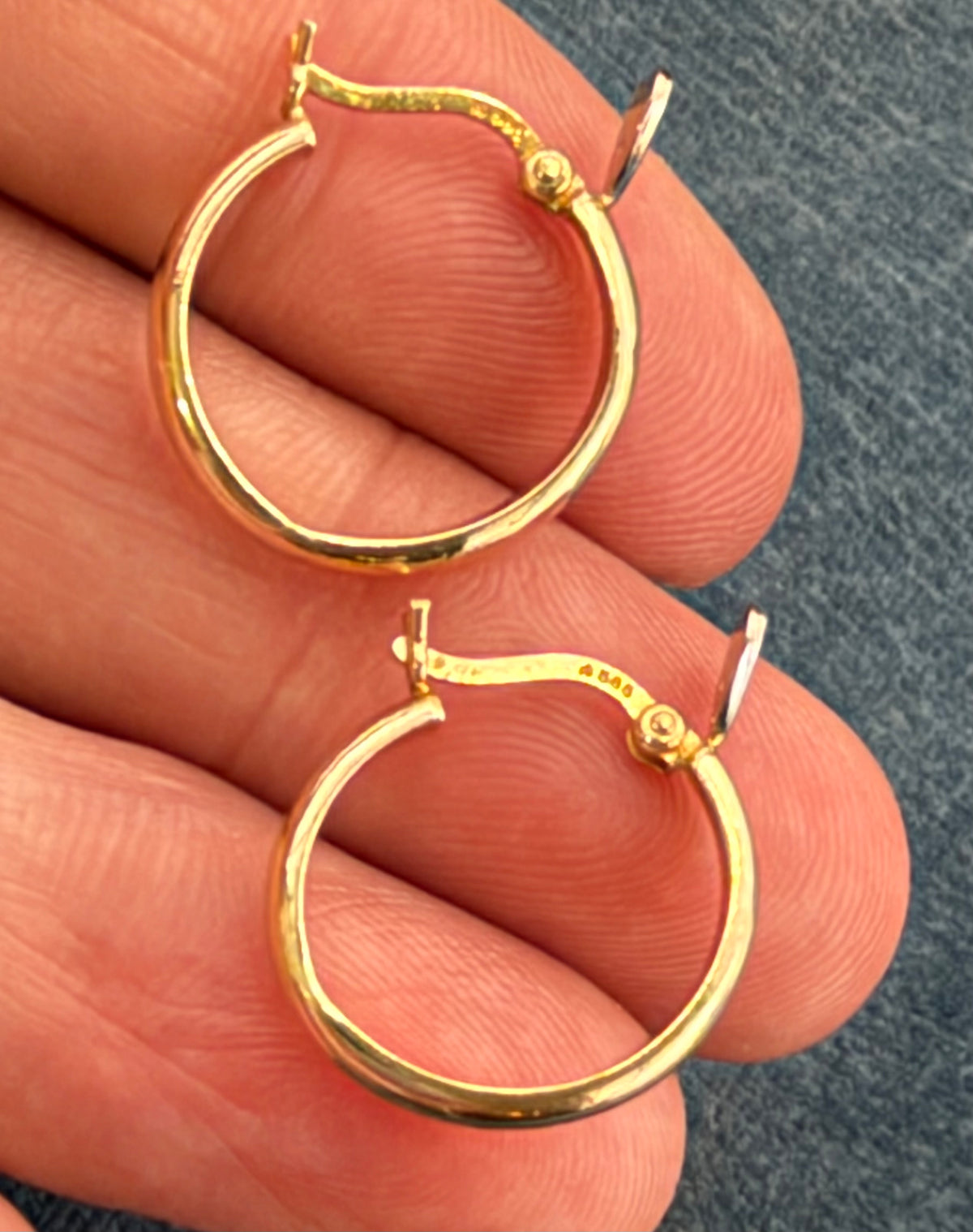 14k Yellow Gold Hoop Earrings w White Gold TINY Diamond Hearts. 3/4"