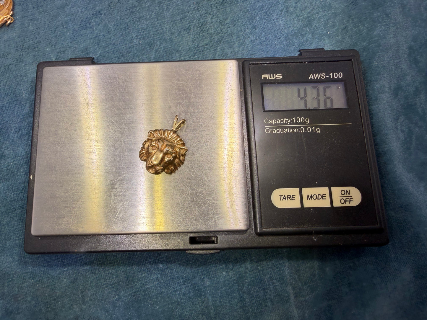 14k Yellow Gold Antique Lion's Head Pendant. 0.9" + 4.4g