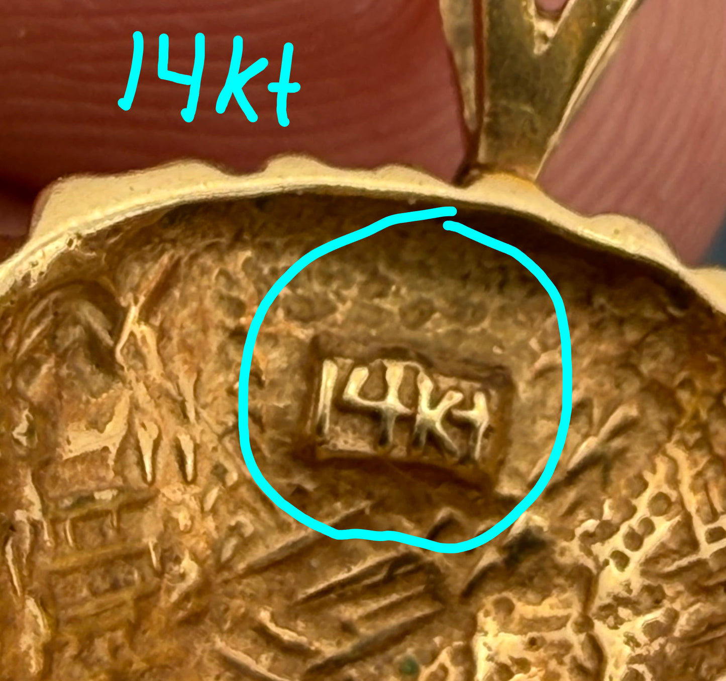 14k Yellow Gold Antique Lion's Head Pendant. 0.9" + 4.4g
