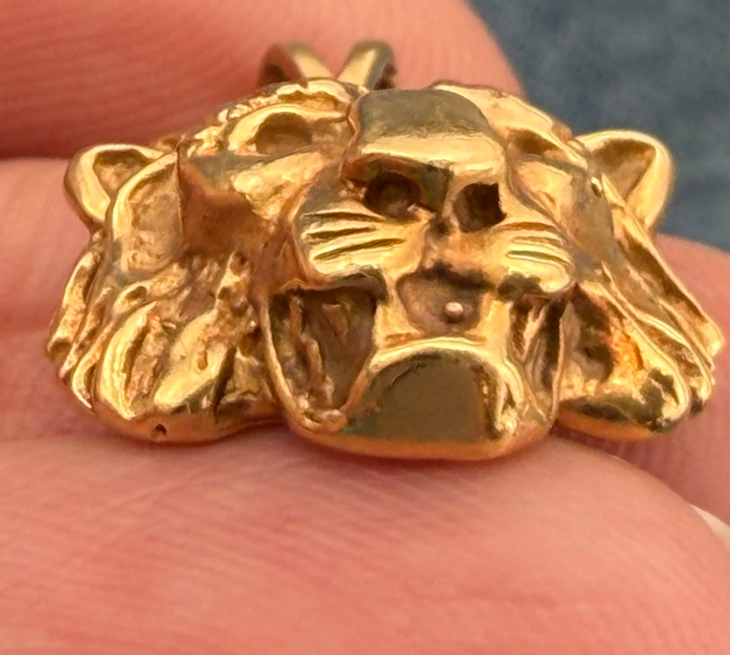 14k Yellow Gold Antique Lion's Head Pendant. 0.9" + 4.4g