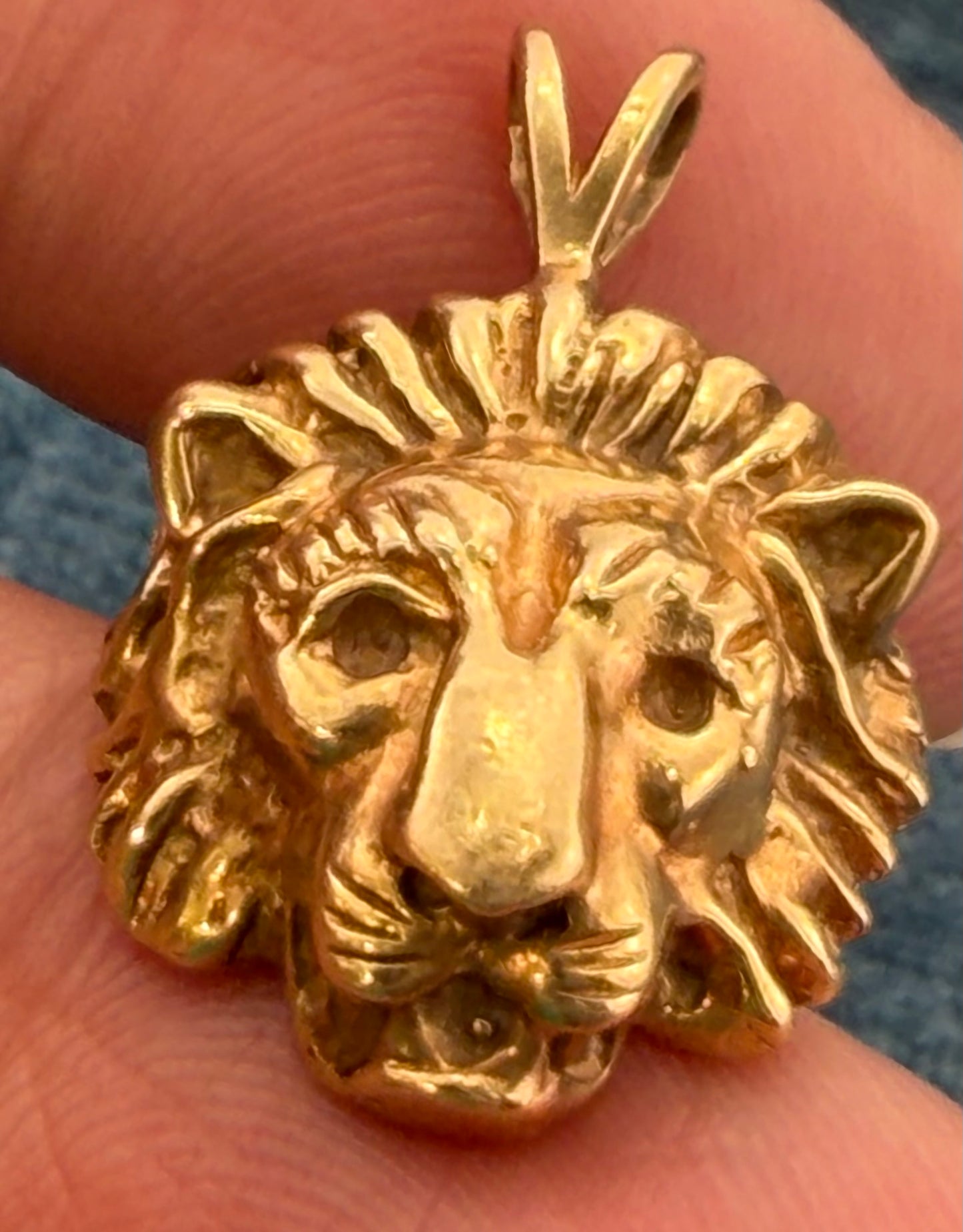 14k Yellow Gold Antique Lion's Head Pendant. 0.9" + 4.4g