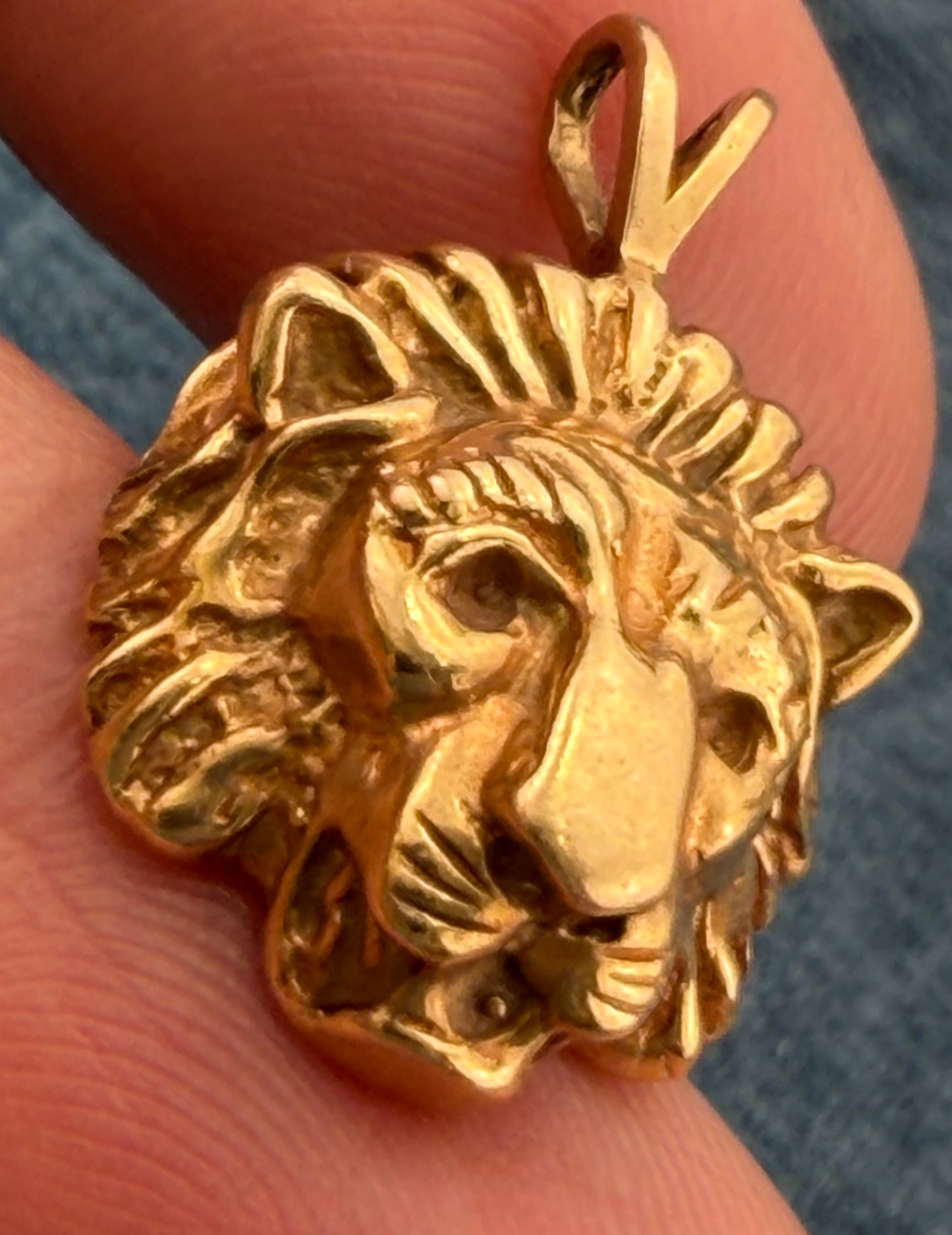 14k Yellow Gold Antique Lion's Head Pendant. 0.9" + 4.4g