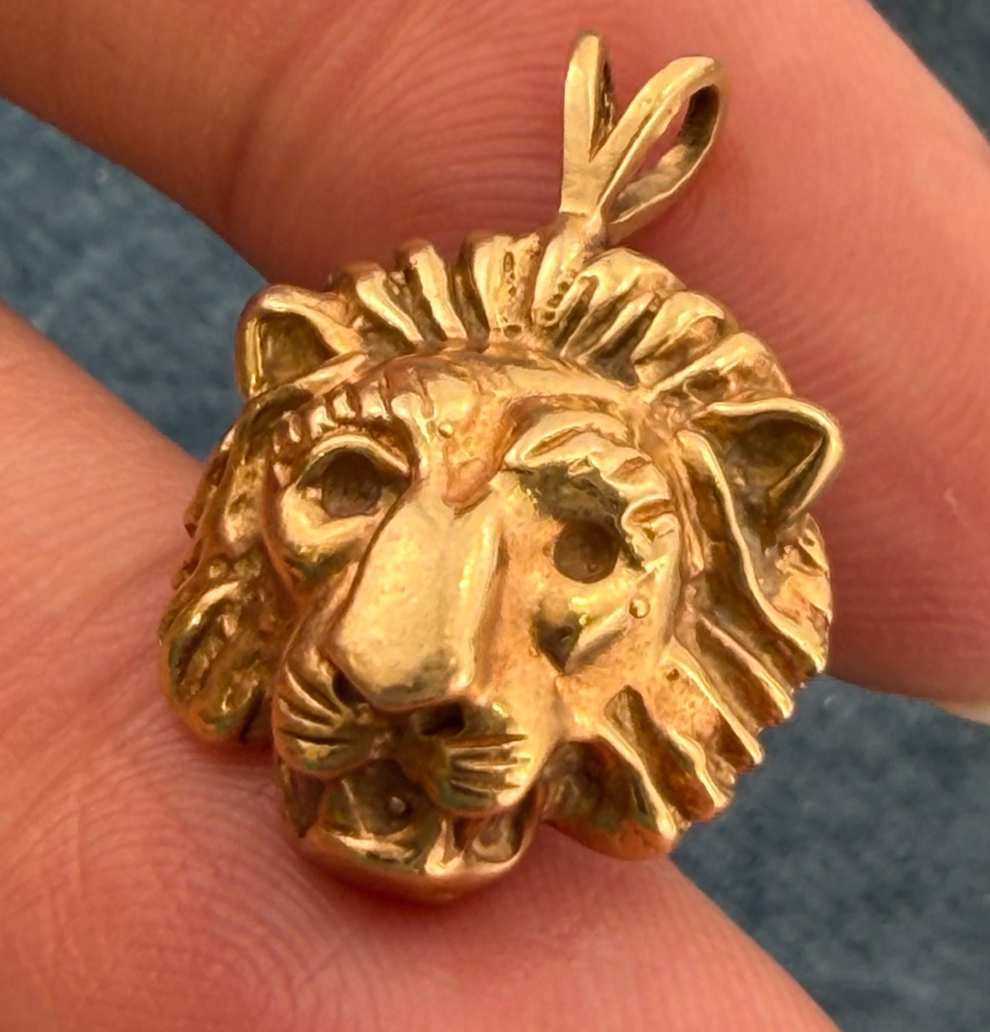 14k Yellow Gold Antique Lion's Head Pendant. 0.9" + 4.4g