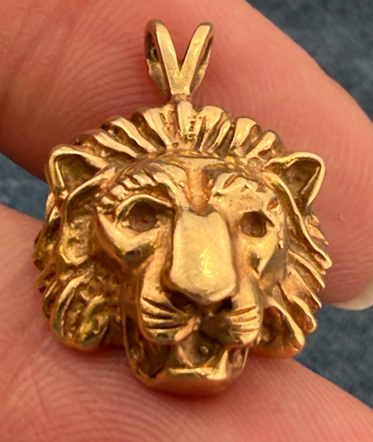 14k Yellow Gold Antique Lion's Head Pendant. 0.9" + 4.4g