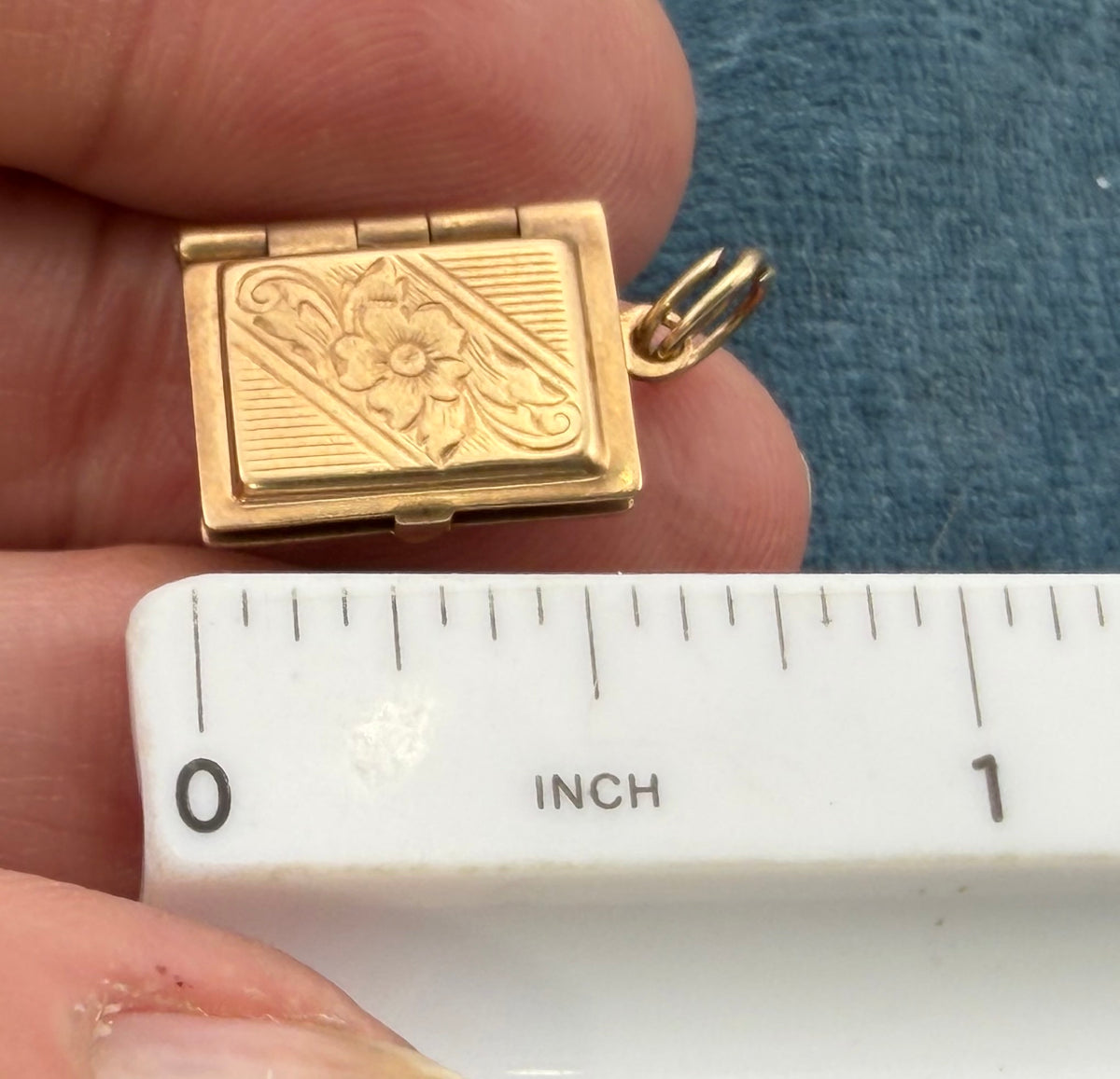 10K Yellow Gold Antique Photo Locket w Inner Page for Extra Pix. Floral