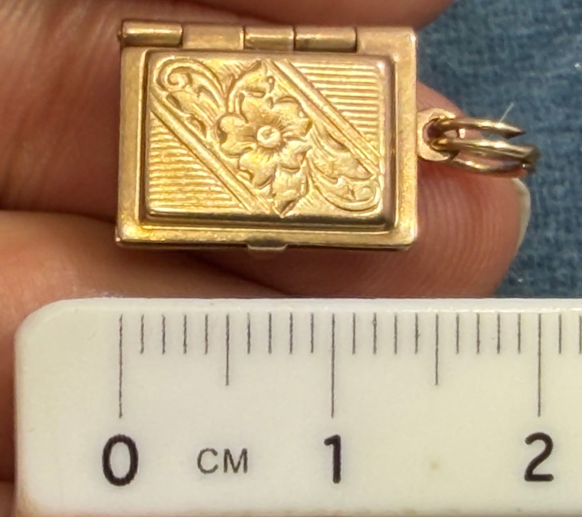10K Yellow Gold Antique Photo Locket w Inner Page for Extra Pix. Floral
