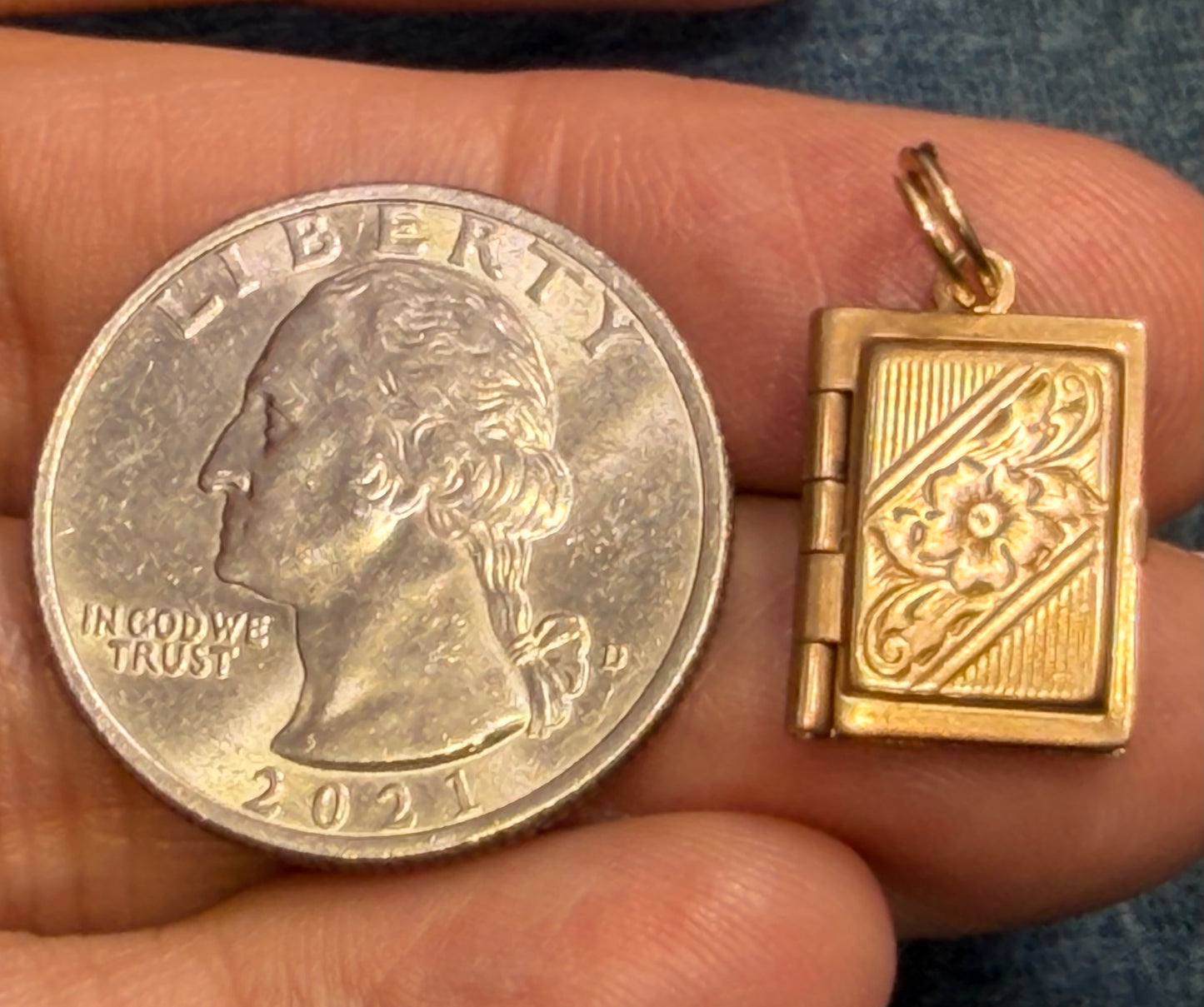 10K Yellow Gold Antique Photo Locket w Inner Page for Extra Pix. Floral
