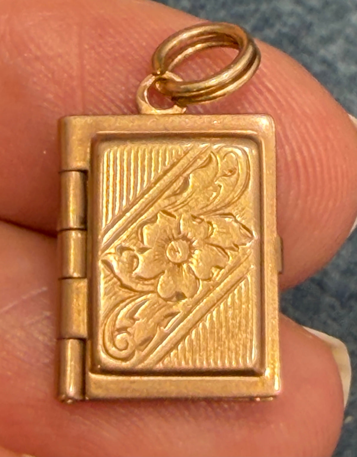 10K Yellow Gold Antique Photo Locket w Inner Page for Extra Pix. Floral