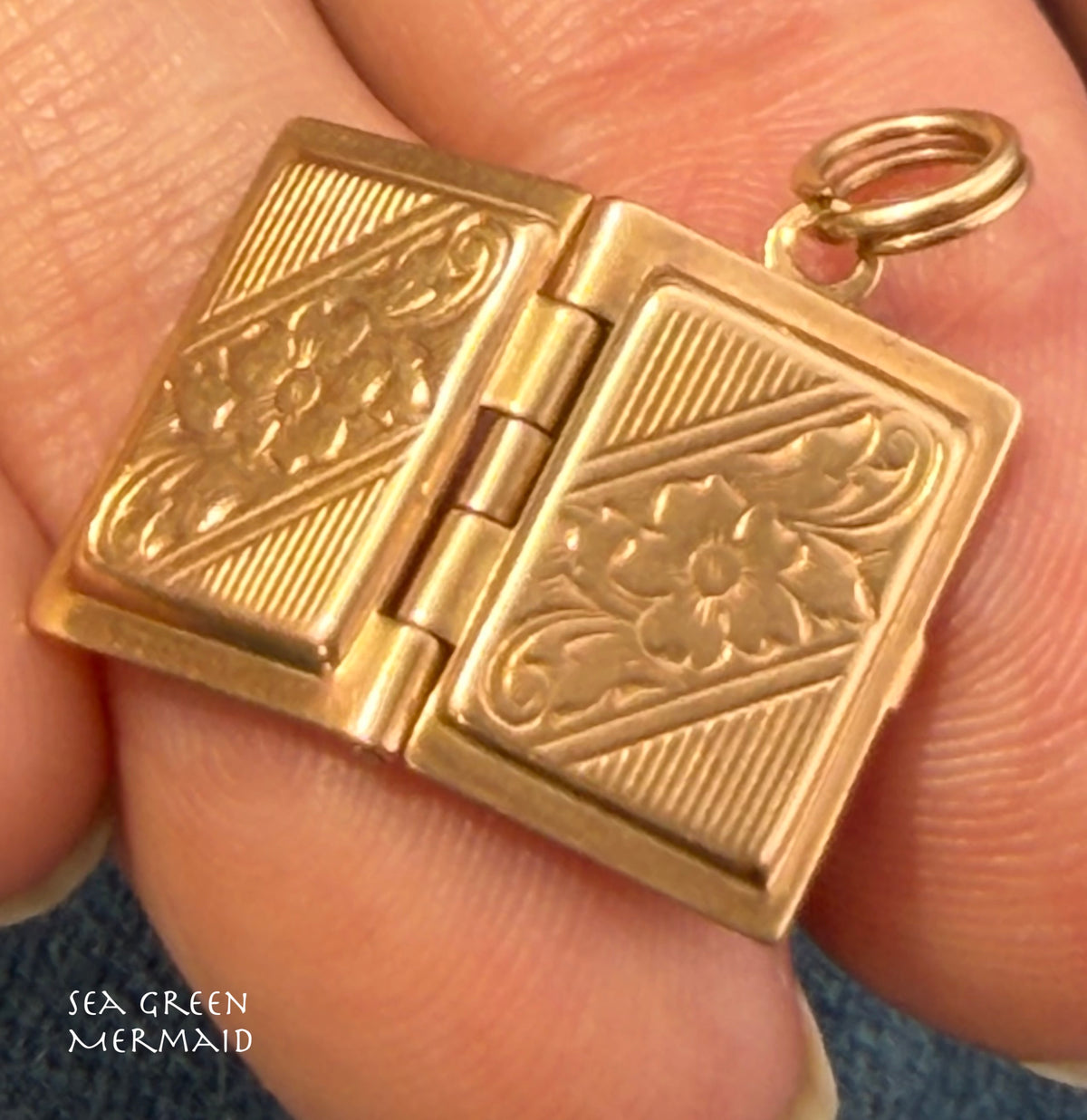 10K Yellow Gold Antique Photo Locket w Inner Page for Extra Pix. Floral