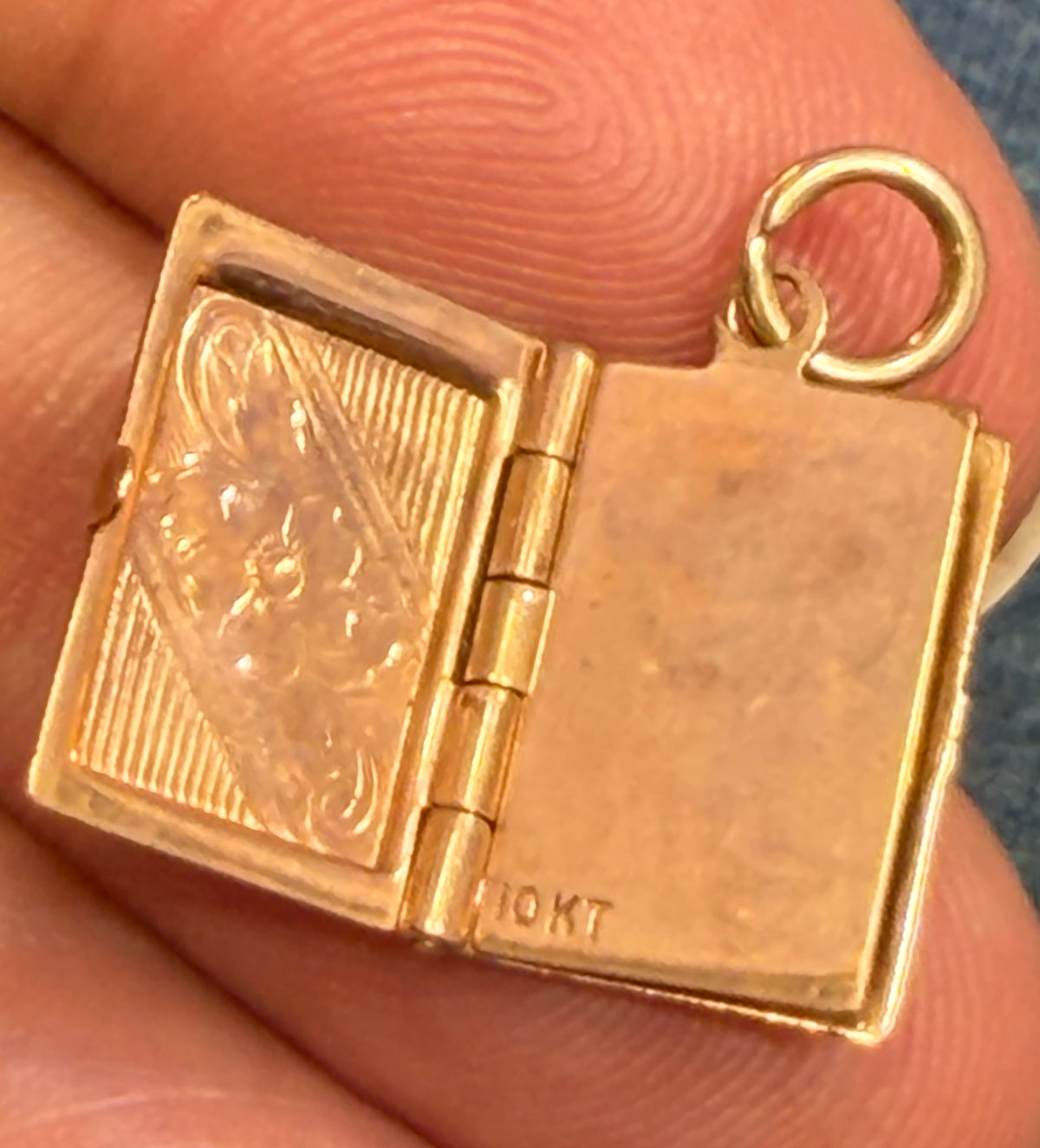 10K Yellow Gold Antique Photo Locket w Inner Page for Extra Pix. Floral