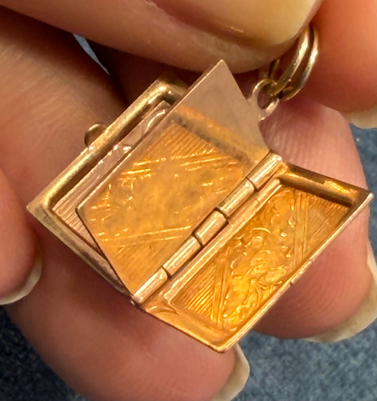 10K Yellow Gold Antique Photo Locket w Inner Page for Extra Pix. Floral