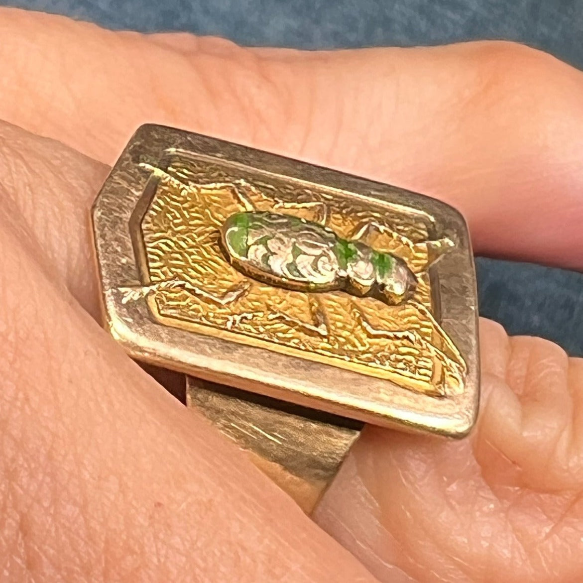 10k Gold 1930s Deco Egyptian Insect Shield Ring. 3/4" + 8g