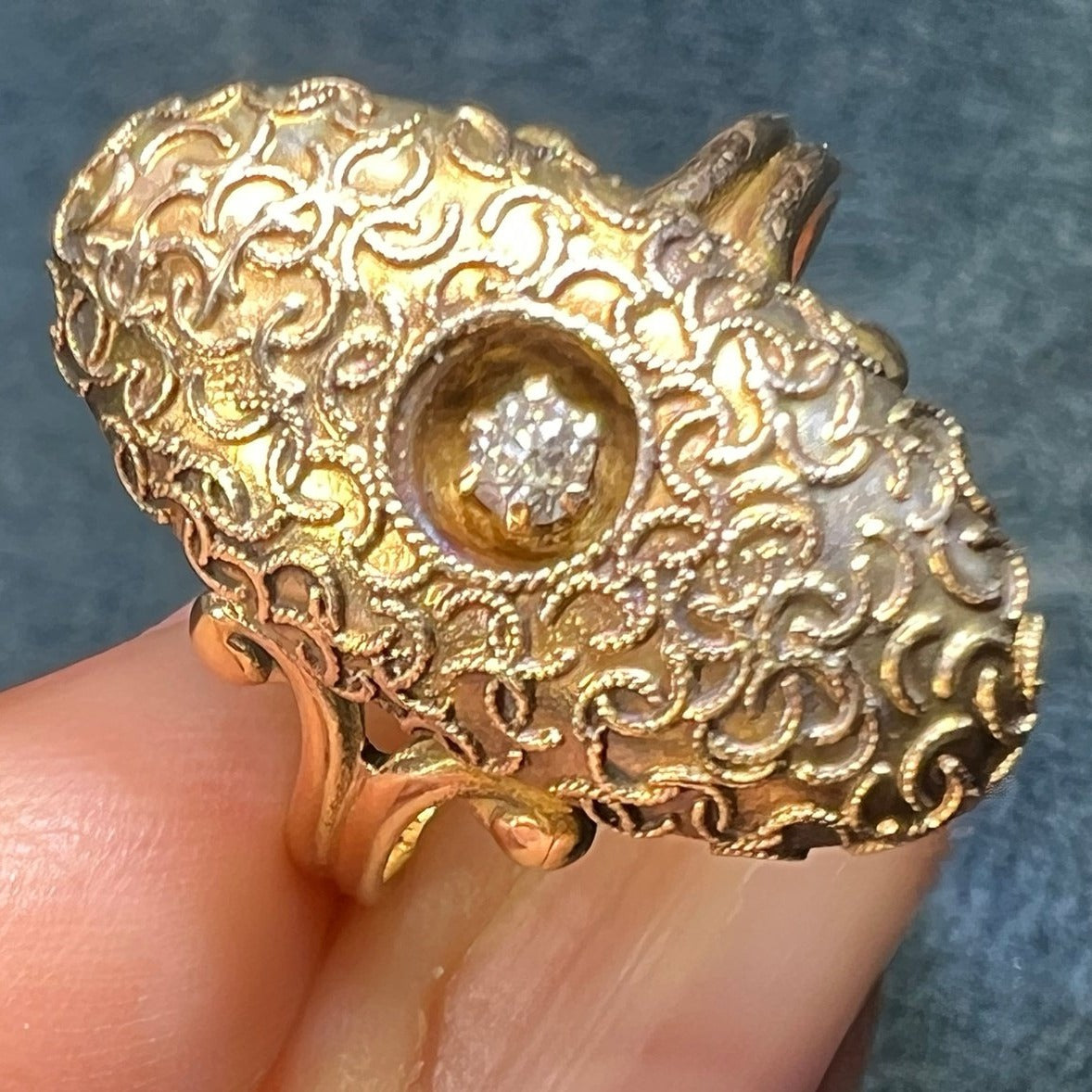 10k Gold Oval Shield Ring w Diamond. Crescent Moons. 0.9"