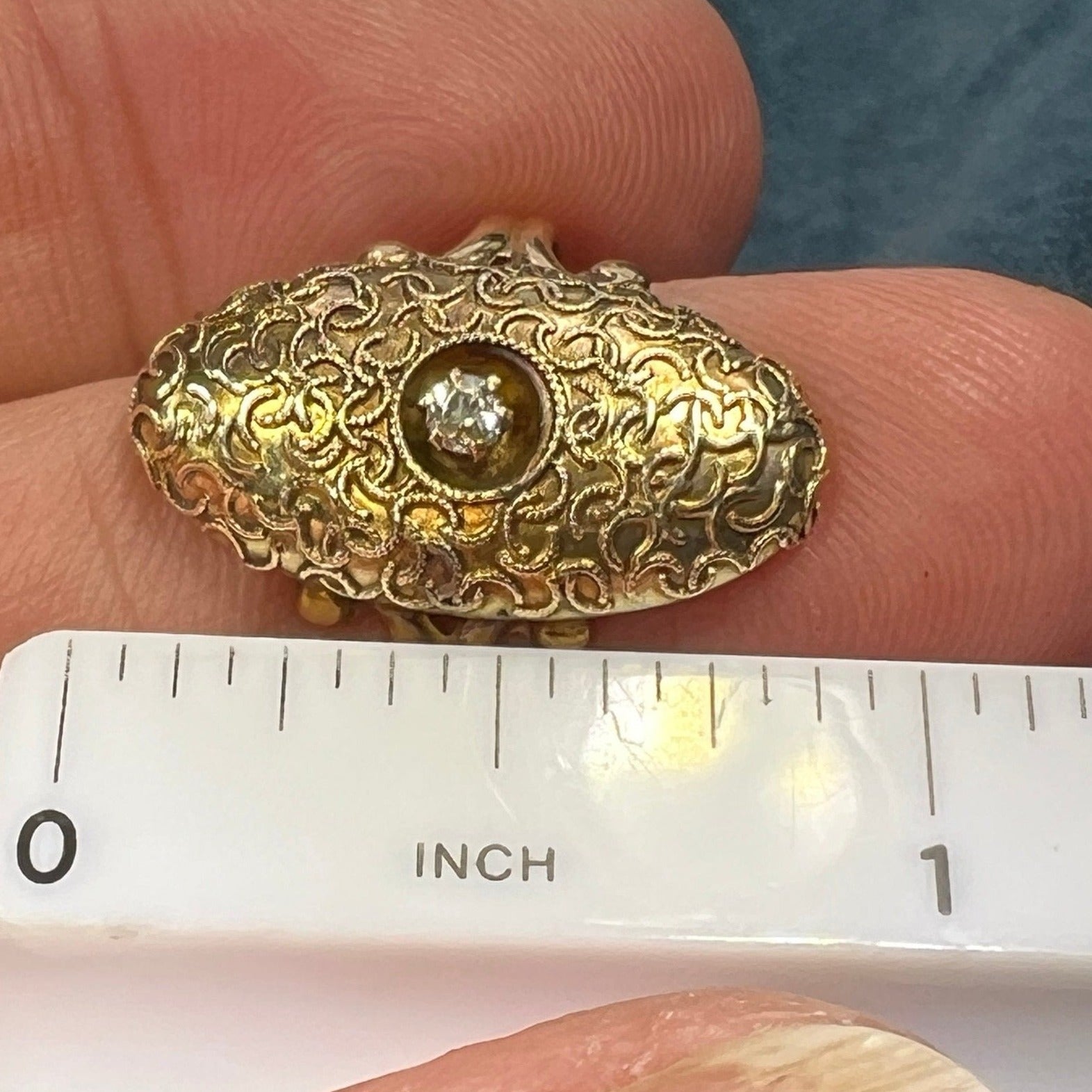 10k Gold Oval Shield Ring w Diamond. Crescent Moons. 0.9"