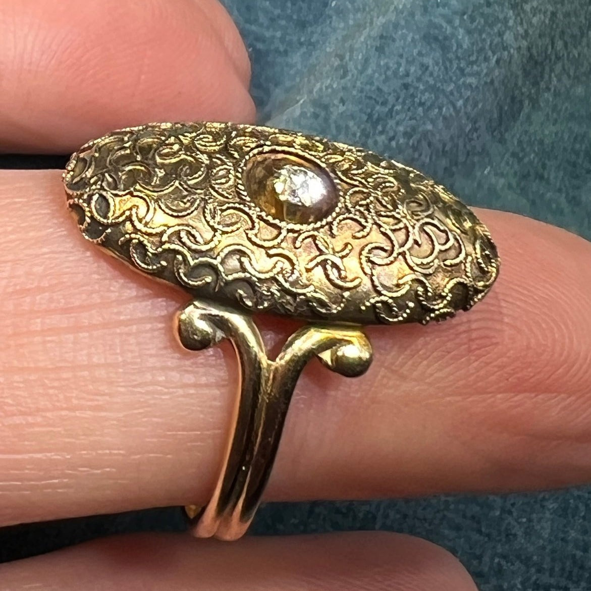 10k Gold Oval Shield Ring w Diamond. Crescent Moons. 0.9"