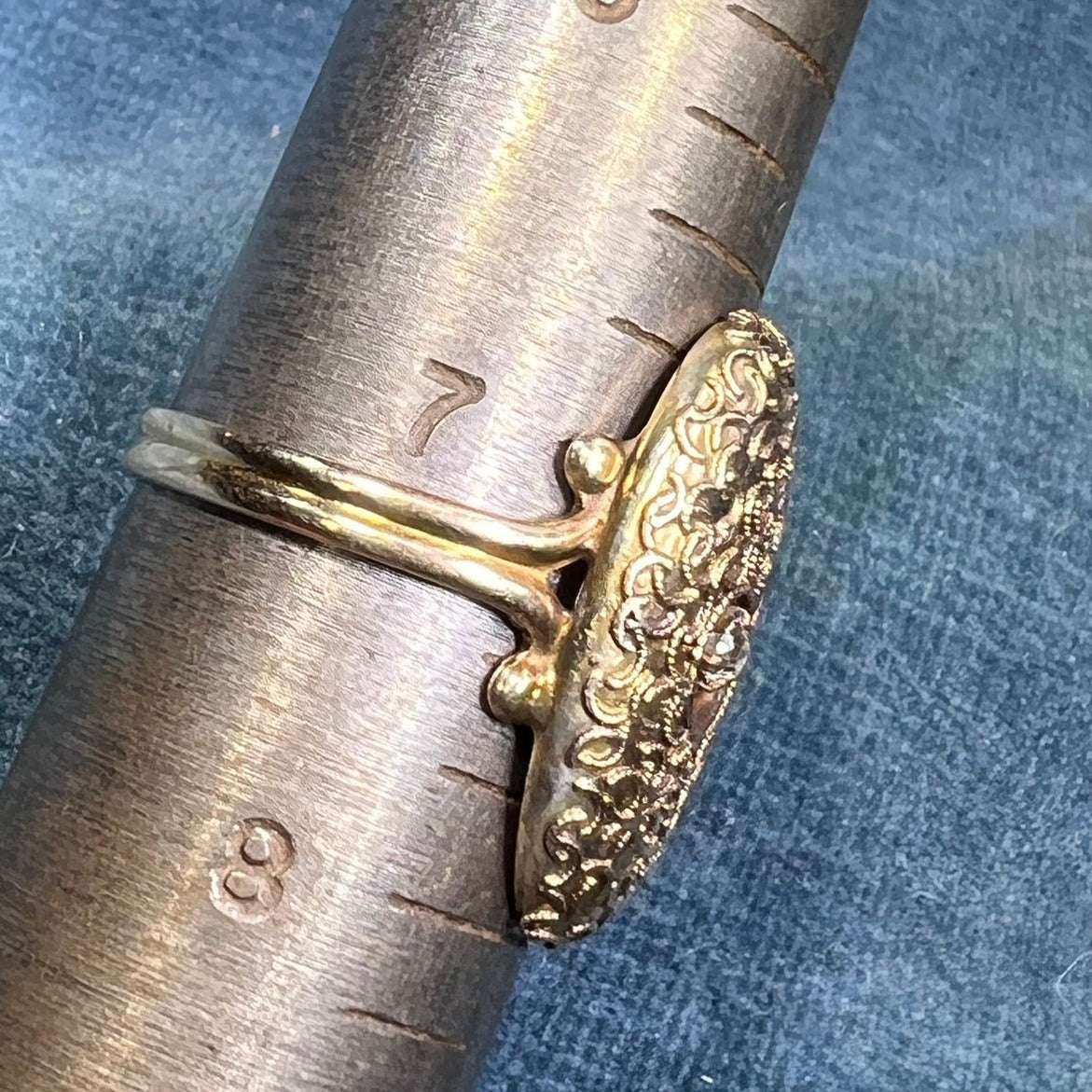 10k Gold Oval Shield Ring w Diamond. Crescent Moons. 0.9"