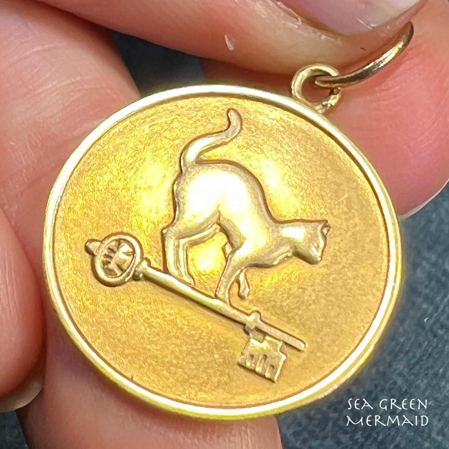 10k Yellow Gold Bahamas Cat Cay Disk Pendant. Cat + Key