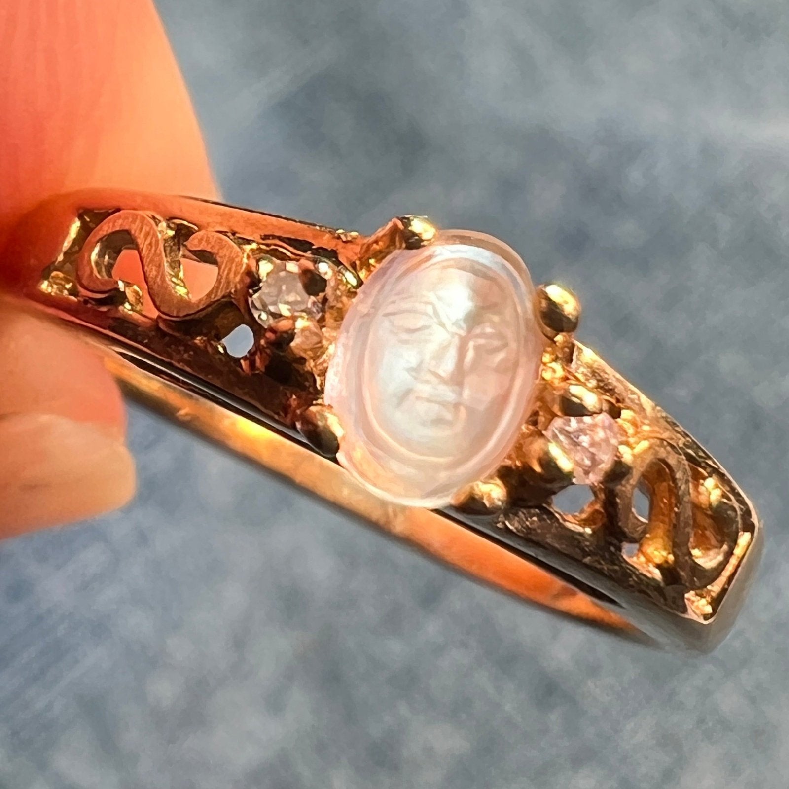 10k Gold Carved Moonstone Ring w Diamonds. Tiny!! **Video**