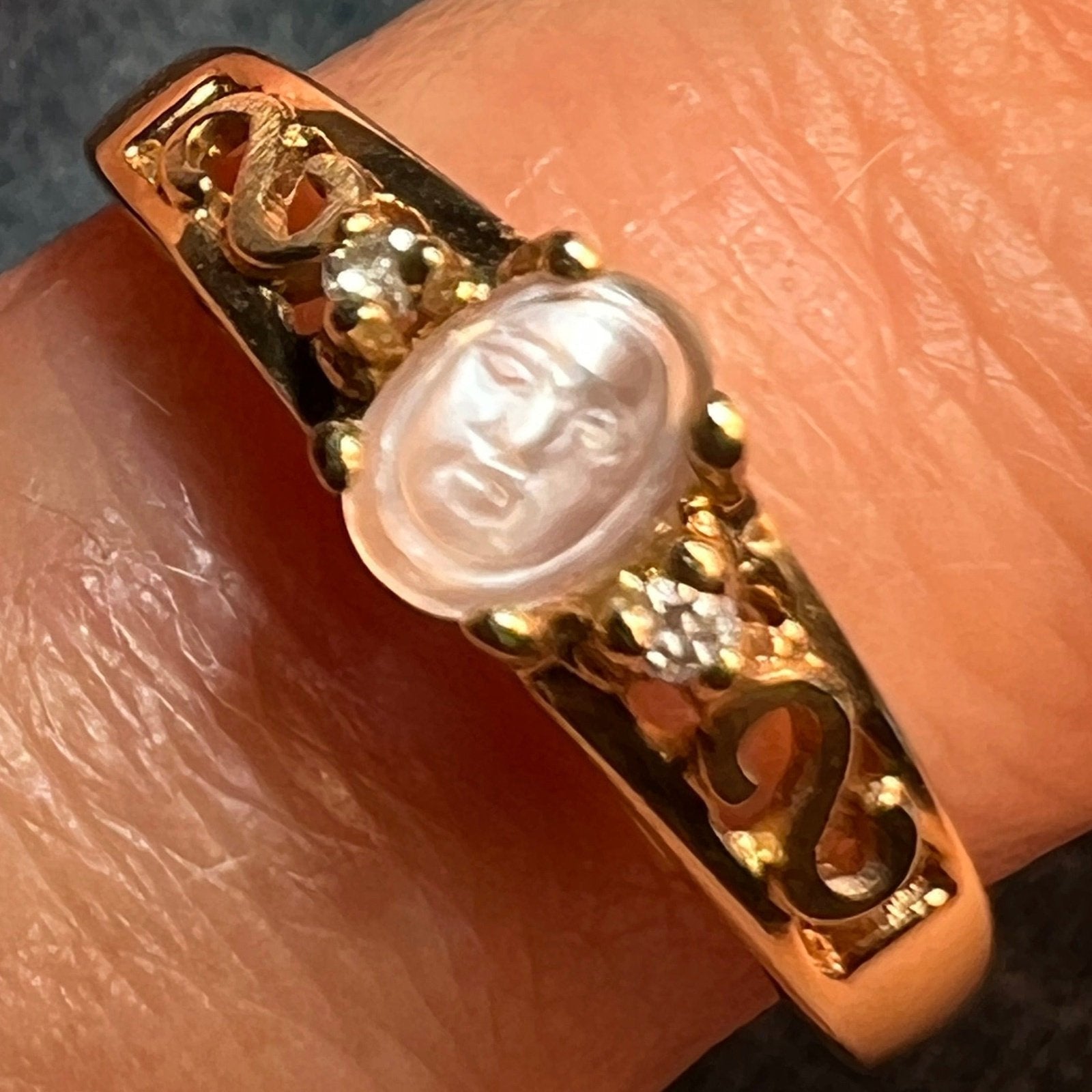 10k Gold Carved Moonstone Ring w Diamonds. Tiny!! **Video**