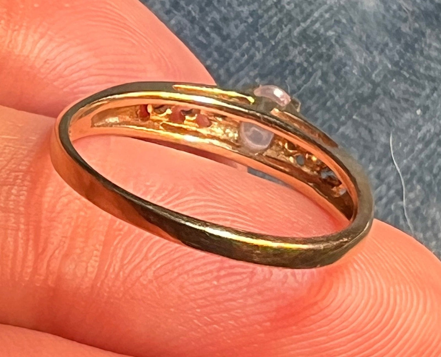 10k Gold Carved Moonstone Ring w Diamonds. Tiny!! **Video**