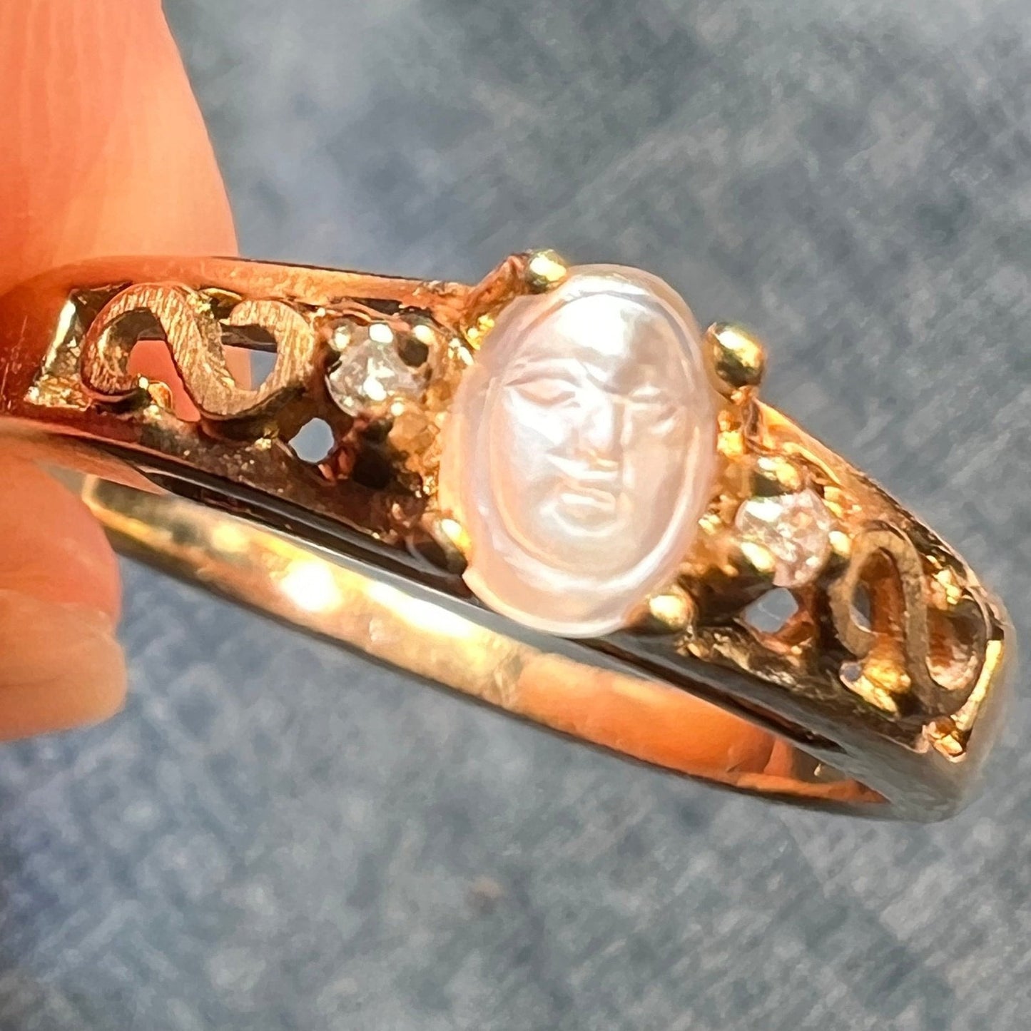 10k Gold Carved Moonstone Ring w Diamonds. Tiny!! **Video**