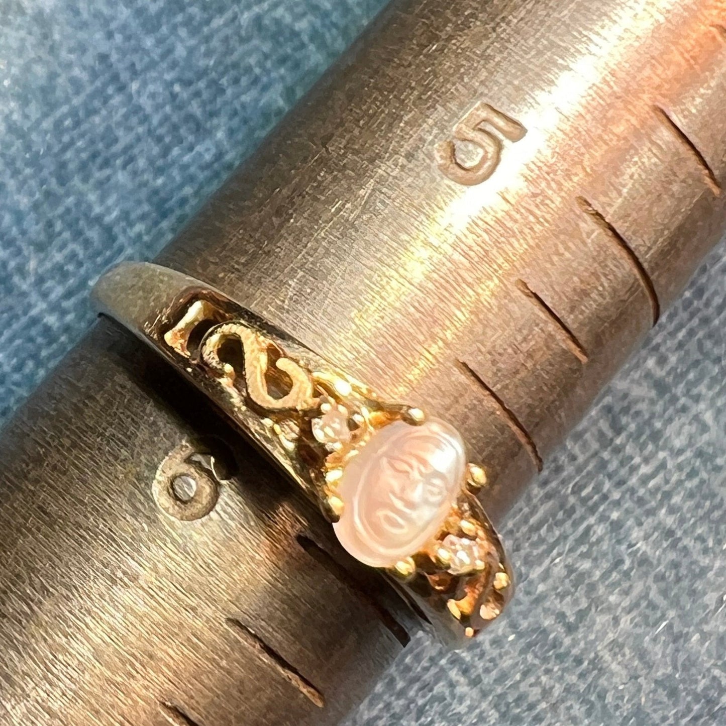 10k Gold Carved Moonstone Ring w Diamonds. Tiny!! **Video**