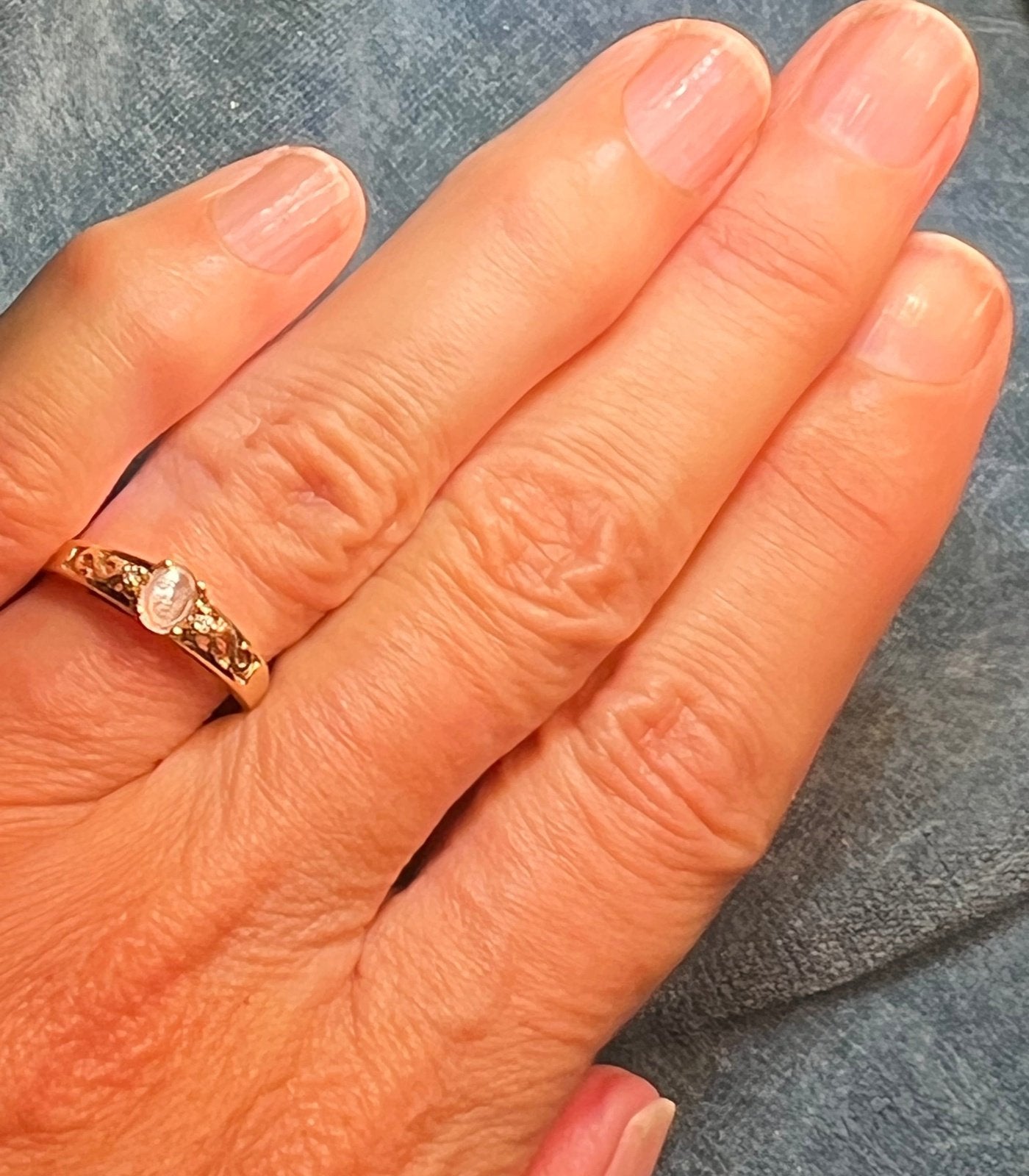 10k Gold Carved Moonstone Ring w Diamonds. Tiny!! **Video**