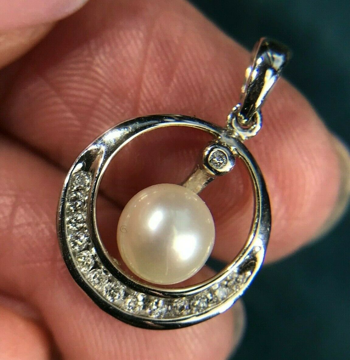 10k White Gold Pearl Circle Pendant w Bezel-set Diamond & Halo. Modern -K5L8J