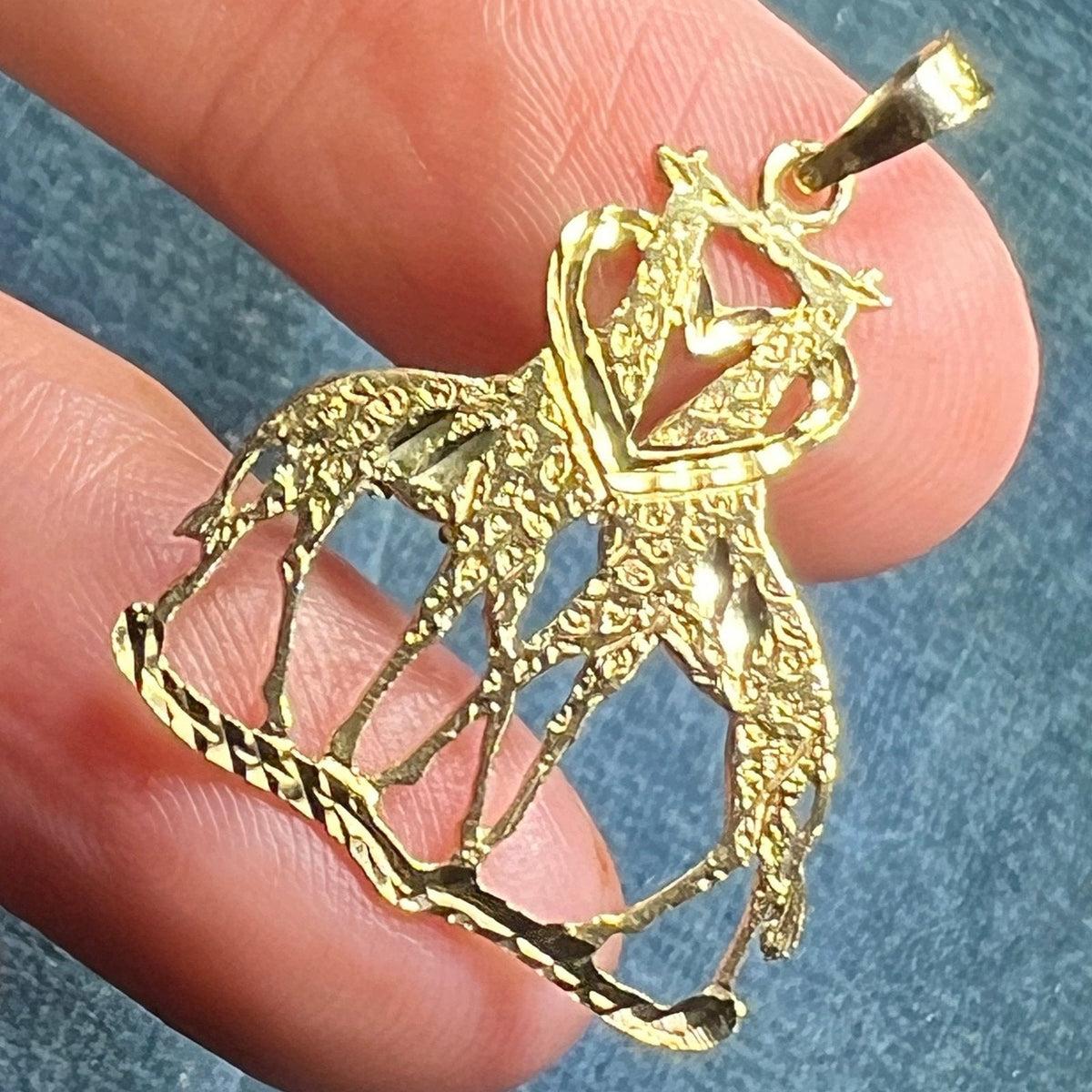 10k Yellow Gold GIRAFFES in Love Heart Pendant. Kissing