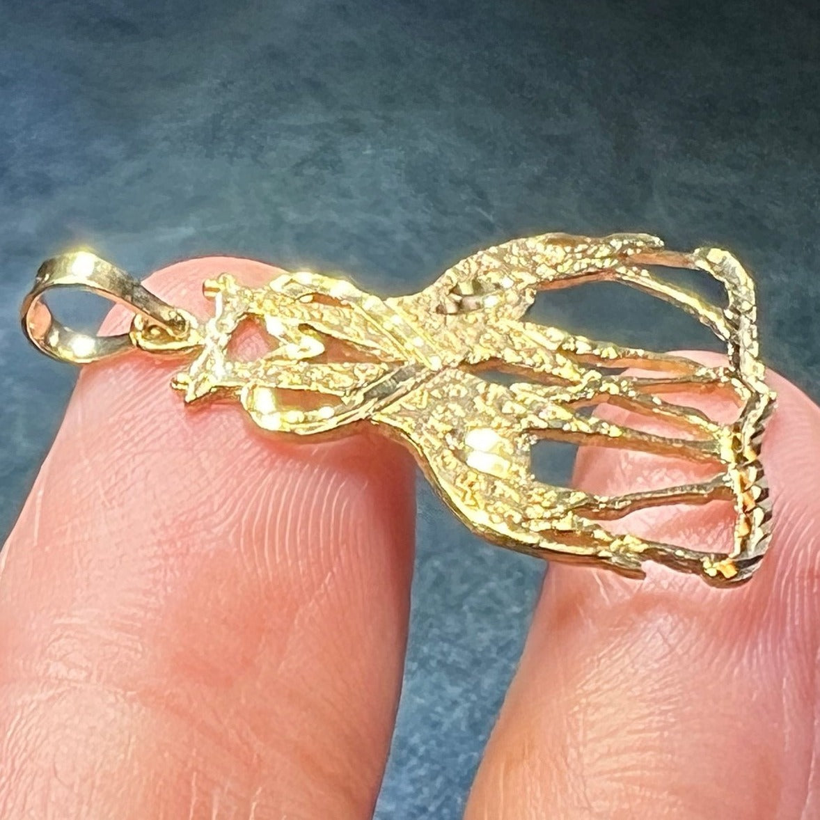 10k Yellow Gold GIRAFFES in Love Heart Pendant. Kissing