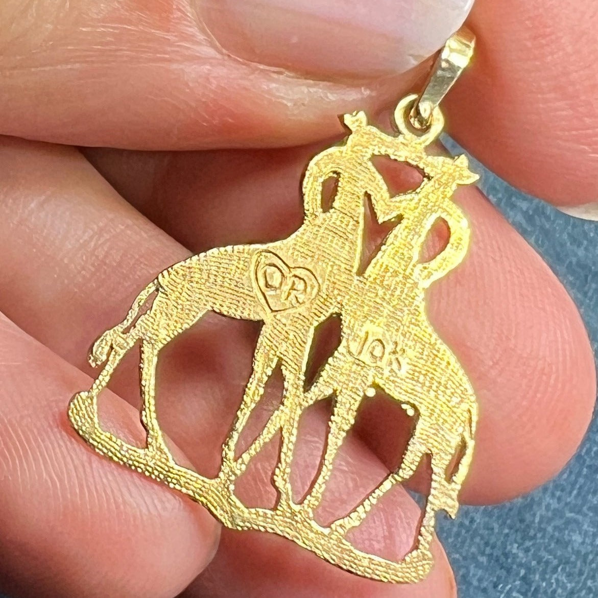 10k Yellow Gold GIRAFFES in Love Heart Pendant. Kissing