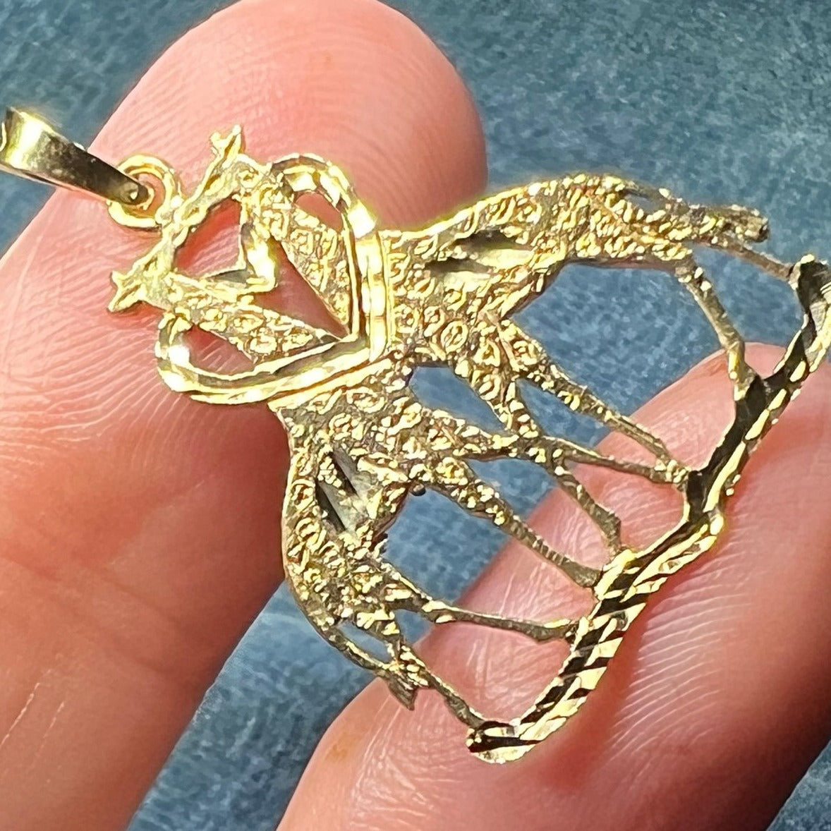 10k Yellow Gold GIRAFFES in Love Heart Pendant. Kissing