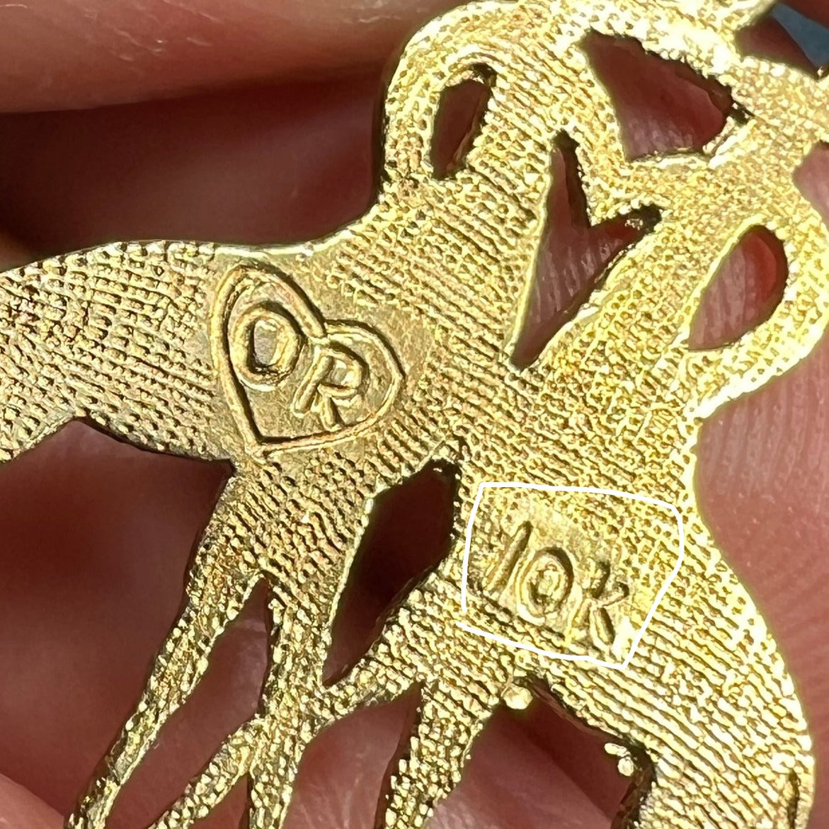 10k Yellow Gold GIRAFFES in Love Heart Pendant. Kissing