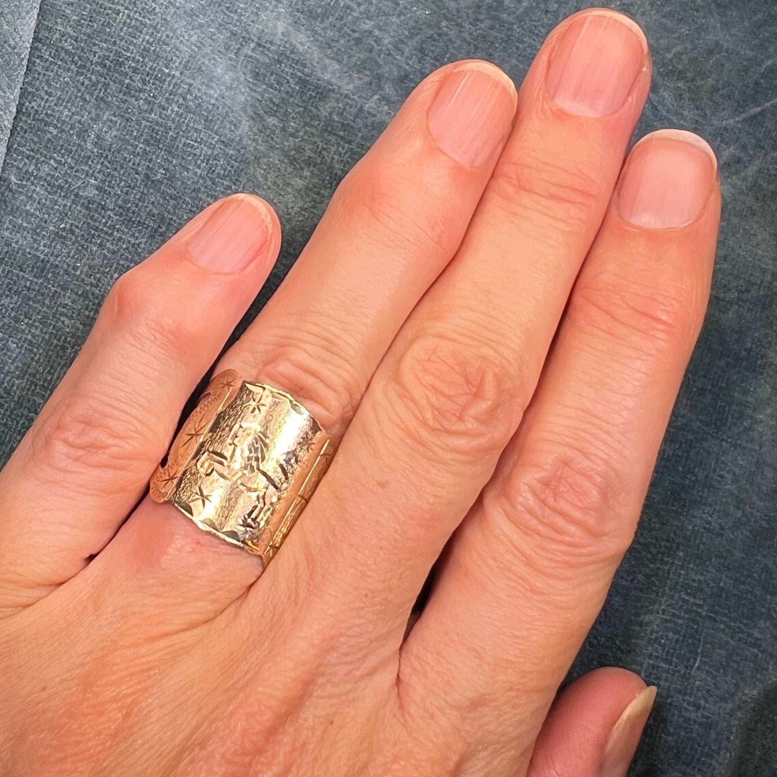 10k Yellow Gold Leo Lion Wide Cigar Band Ring. 2/3"