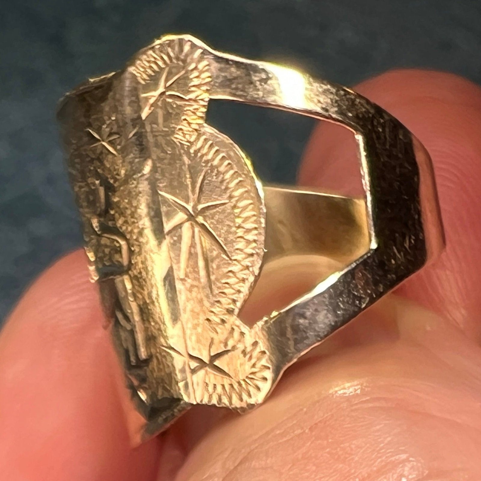 10k Yellow Gold Leo Lion Wide Cigar Band Ring. 2/3"