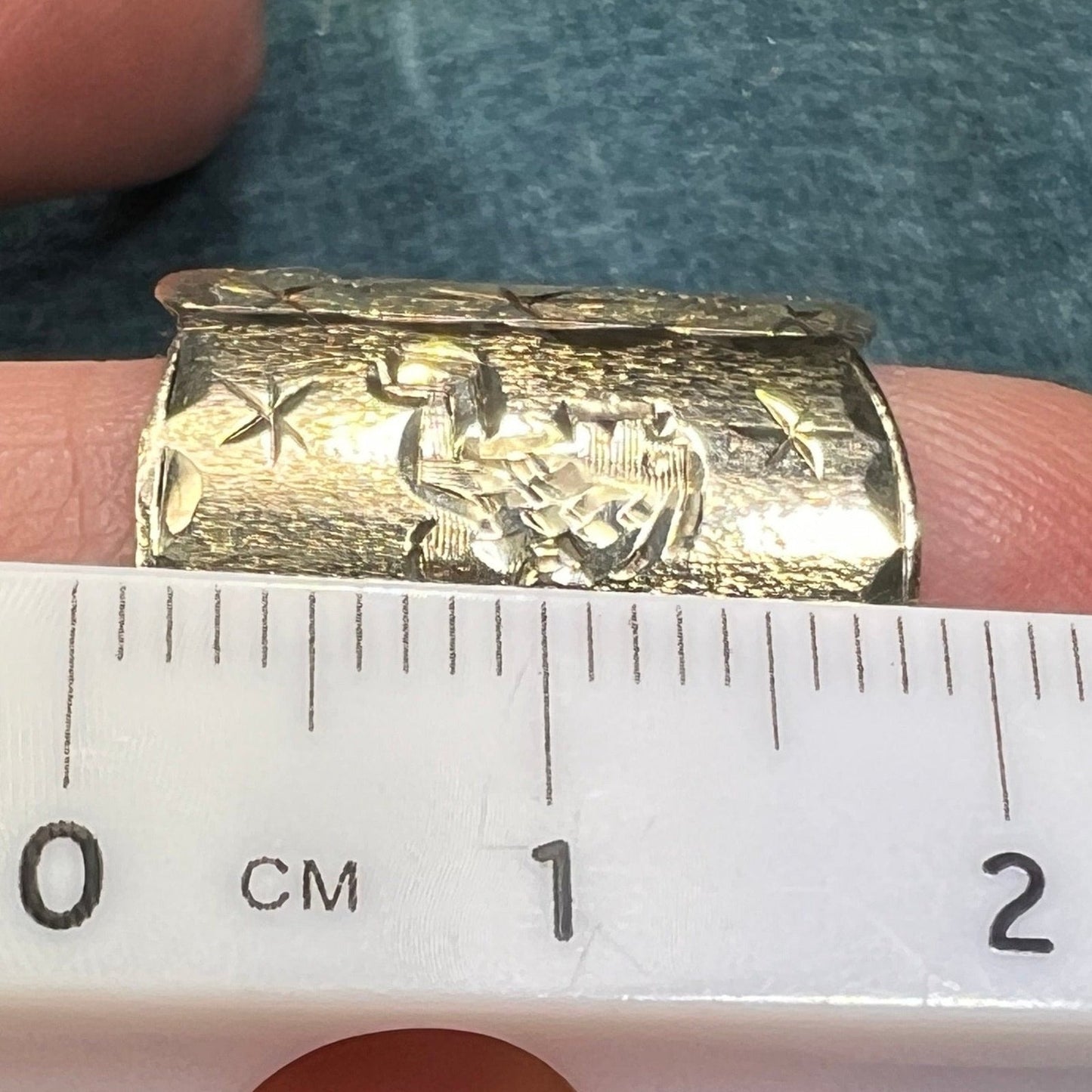 10k Yellow Gold Leo Lion Wide Cigar Band Ring. 2/3"