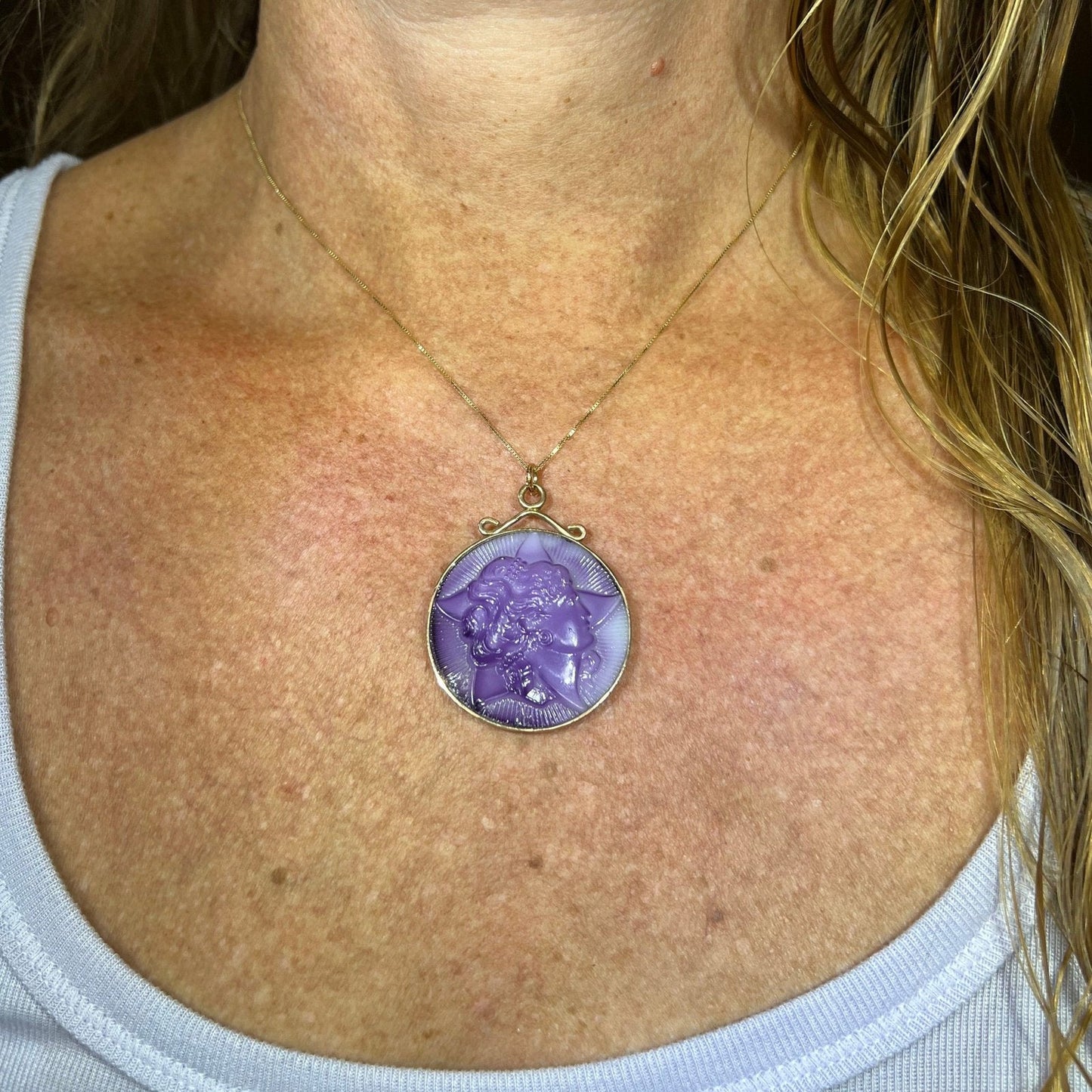 10k Yellow Gold Molded Purple Milk Glass Cameo Pendant. 1.8" + 13g