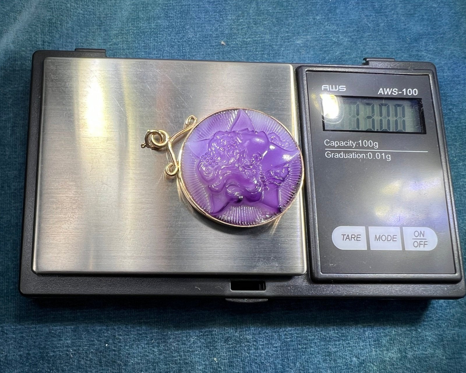 10k Yellow Gold Molded Purple Milk Glass Cameo Pendant. 1.8" + 13g