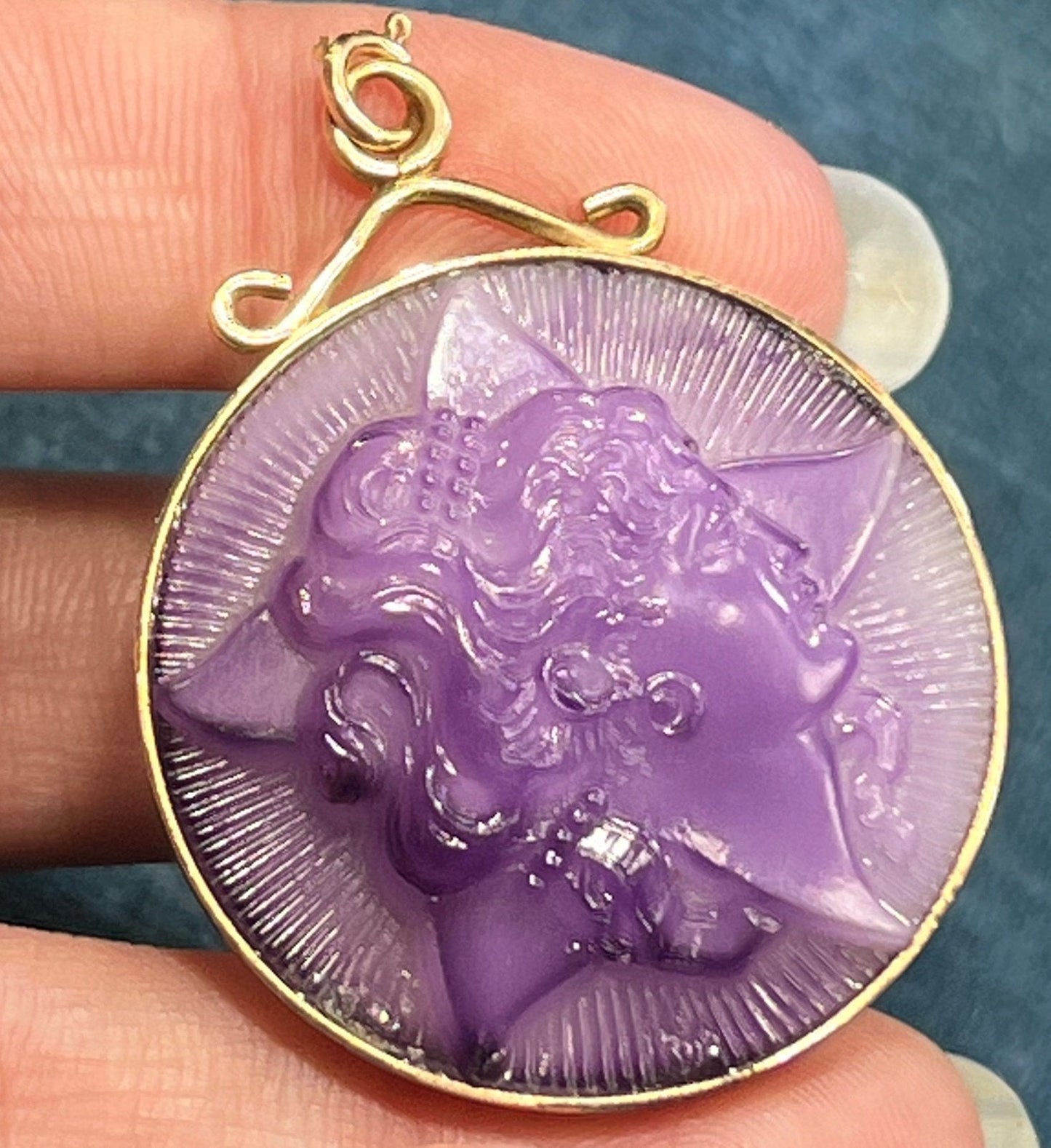 10k Yellow Gold Molded Purple Milk Glass Cameo Pendant. 1.8" + 13g