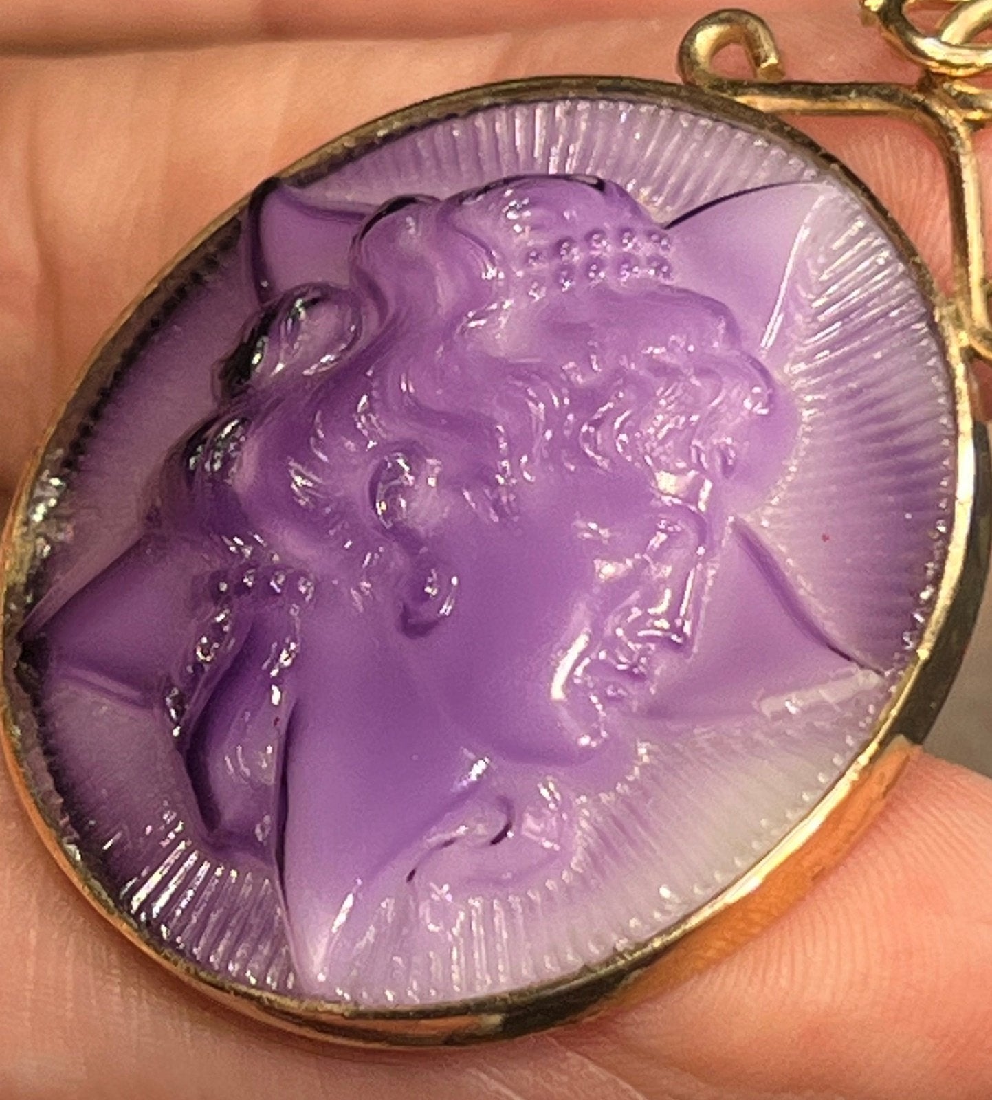 10k Yellow Gold Molded Purple Milk Glass Cameo Pendant. 1.8" + 13g