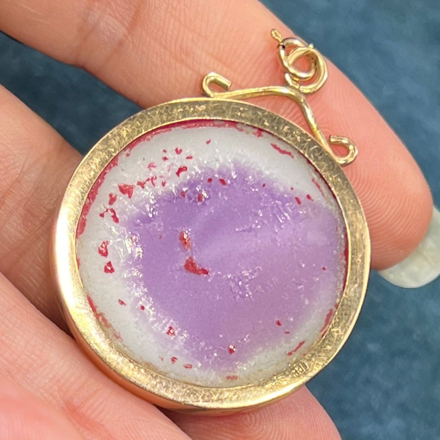 10k Yellow Gold Molded Purple Milk Glass Cameo Pendant. 1.8" + 13g
