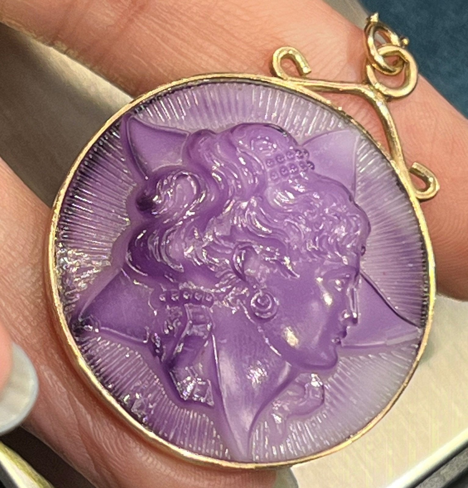 10k Yellow Gold Molded Purple Milk Glass Cameo Pendant. 1.8" + 13g
