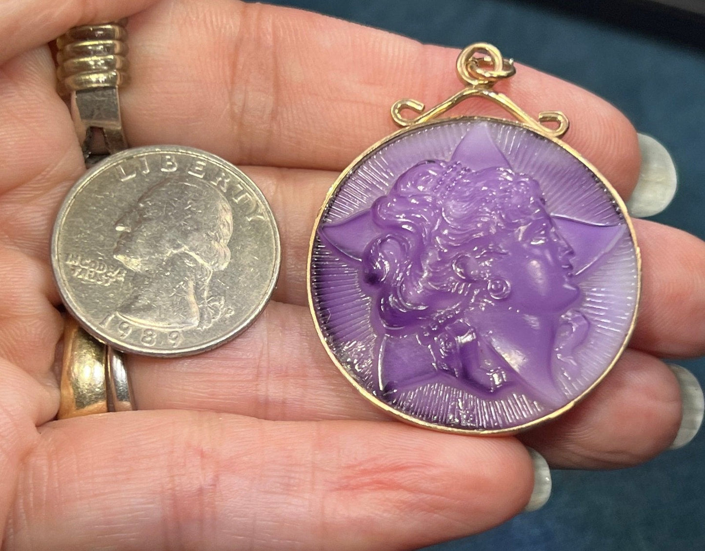 10k Yellow Gold Molded Purple Milk Glass Cameo Pendant. 1.8" + 13g