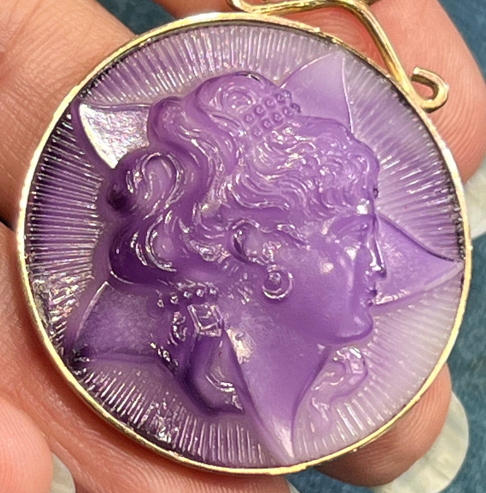 10k Yellow Gold Molded Purple Milk Glass Cameo Pendant. 1.8" + 13g
