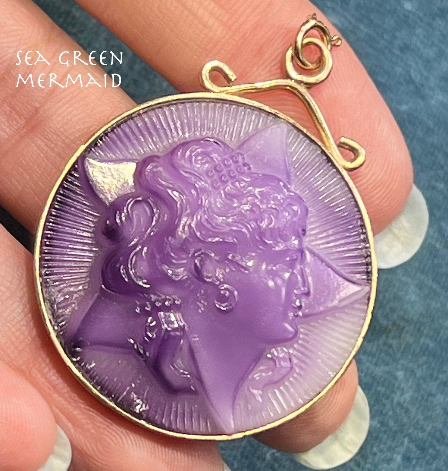 10k Yellow Gold Molded Purple Milk Glass Cameo Pendant. 1.8" + 13g