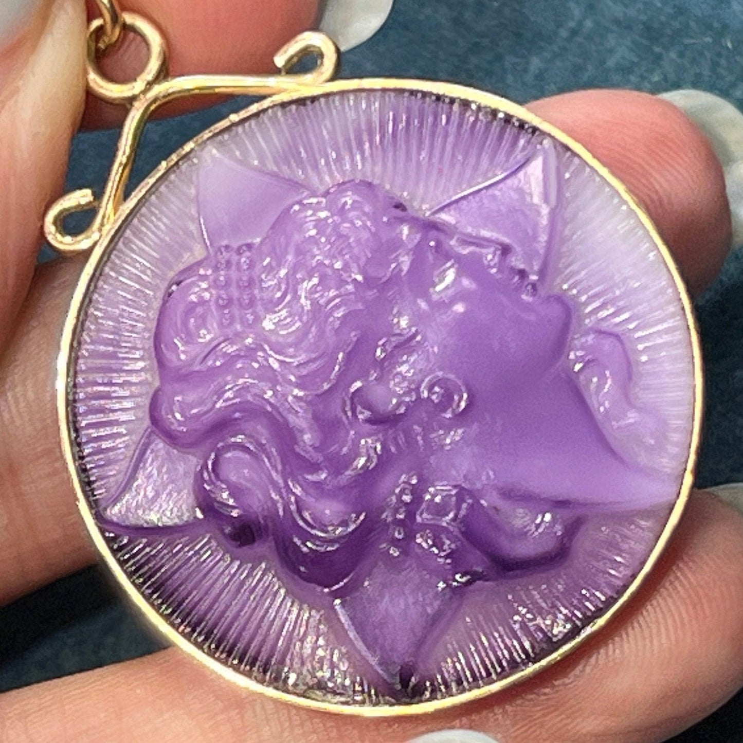 10k Yellow Gold Molded Purple Milk Glass Cameo Pendant. 1.8" + 13g