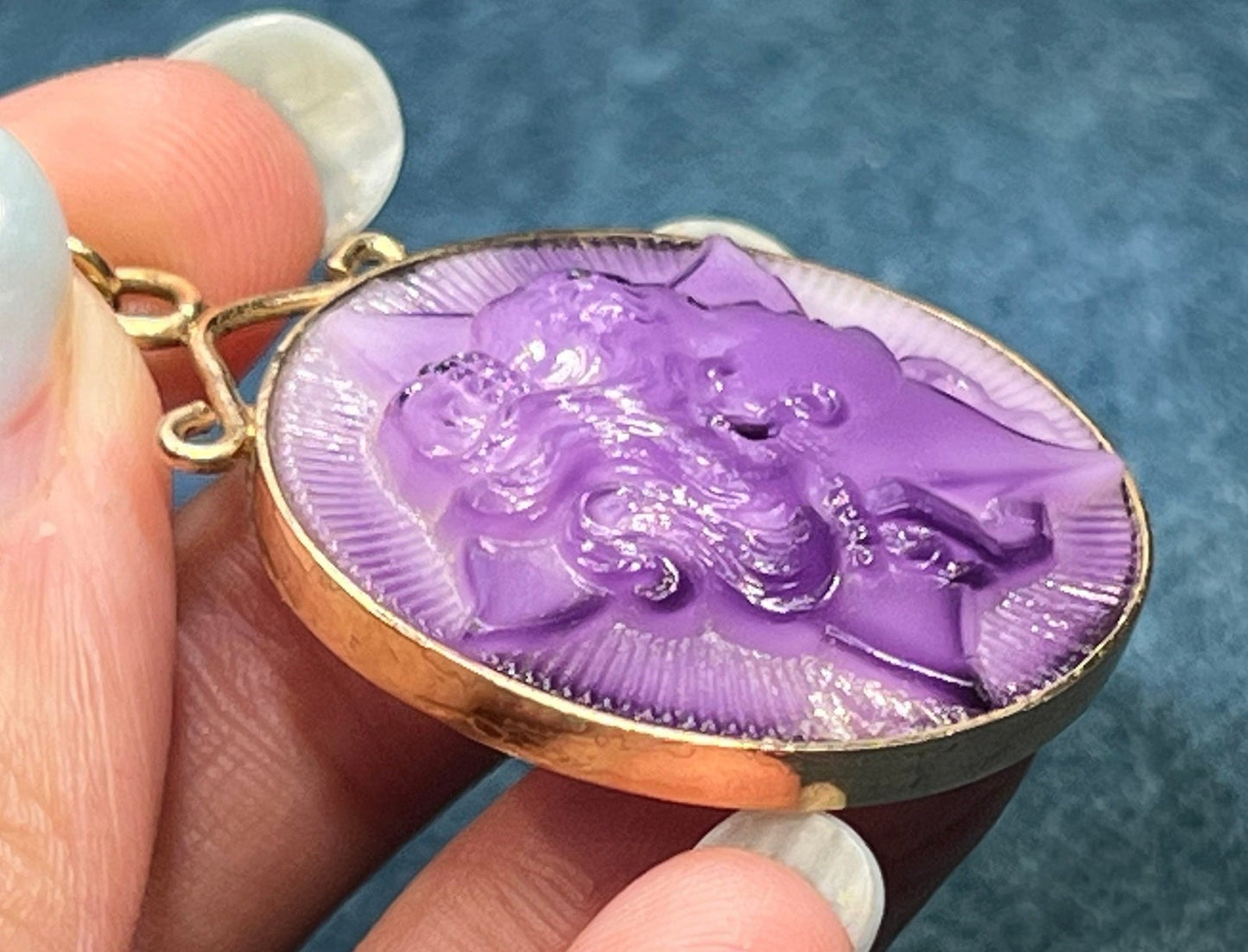 10k Yellow Gold Molded Purple Milk Glass Cameo Pendant. 1.8" + 13g